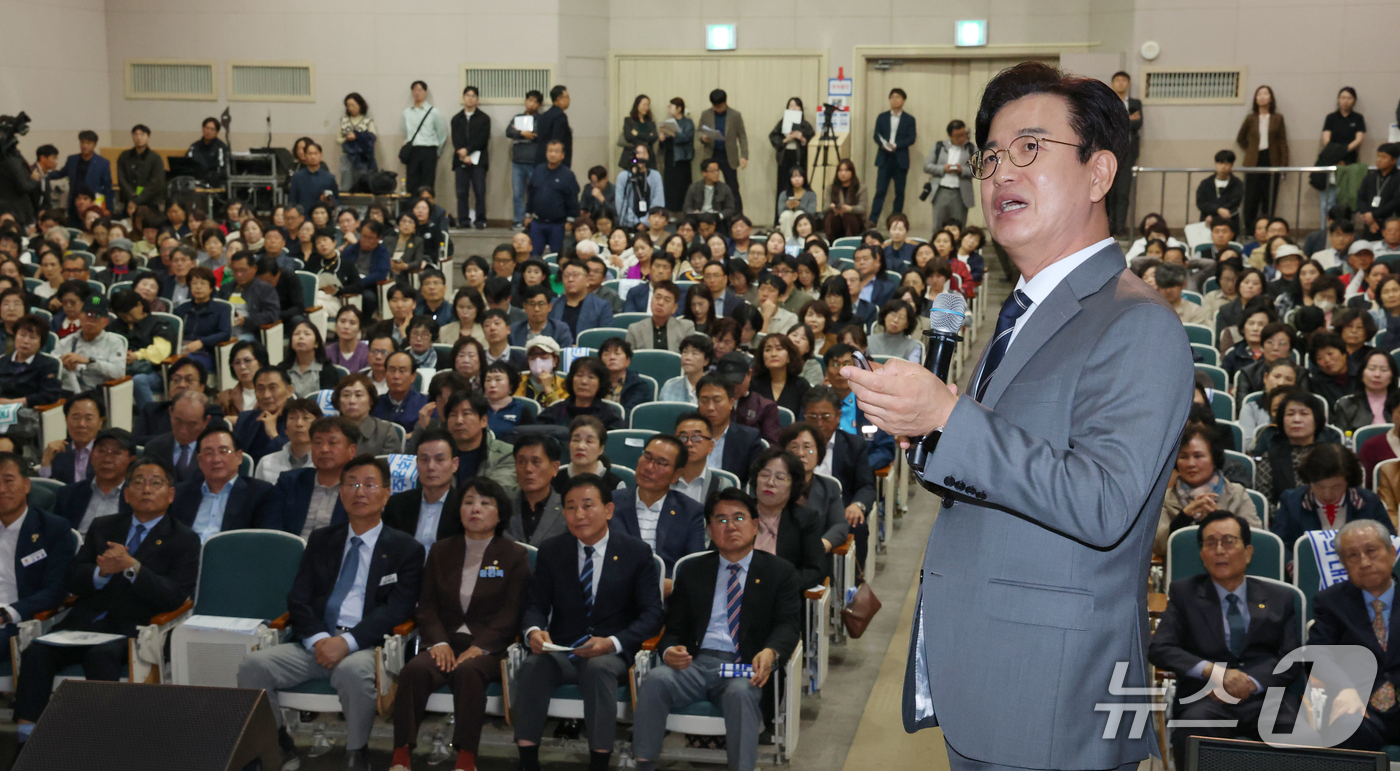 (대전=뉴스1) 김기태 기자 = 허태정 대전시장이 21일 대전 중구 기독교연합봉사회관에서 열린 자치구 상생공감투어에서 민선 9기 시정 브리핑을 하고 있다. 2026.10.21/뉴스 …