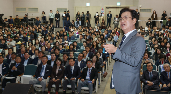 중구에서 민선 9기 시정 브리핑하는 허태정 대전시장