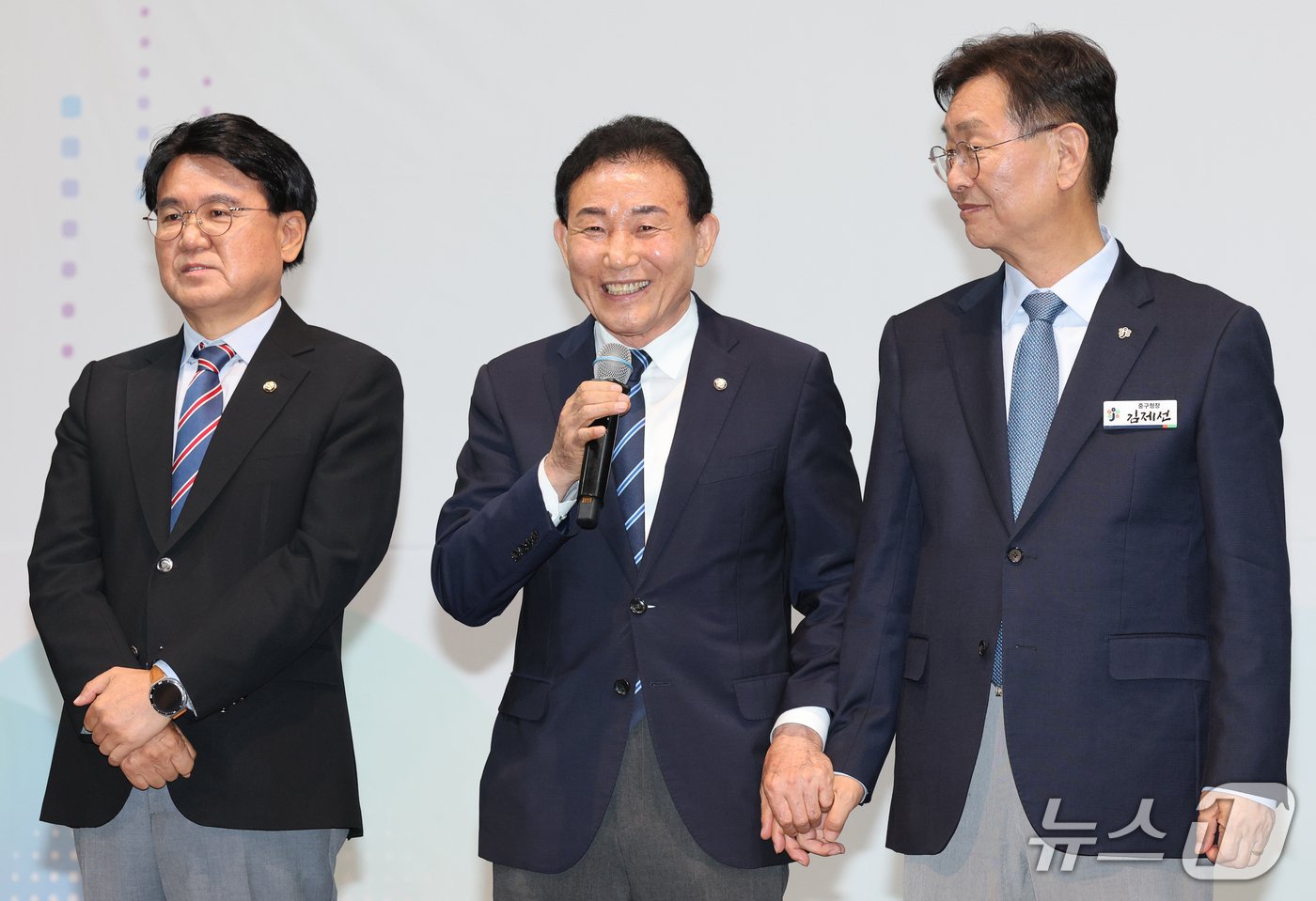 (대전=뉴스1) 김기태 기자 = 박용갑 더불어민주당 국회의원이 21일 대전 중구 기독교연합봉사회관에서 열린 허태정 대전시장 자치구 상생공감투어에서 인사말을 하고 있다. 2026.1 …
