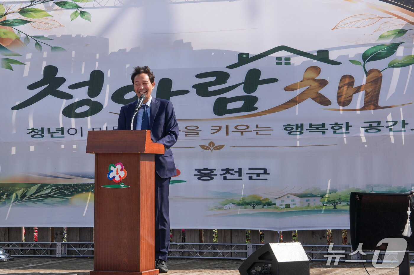 본문 이미지 - 홍천 청년마을 공유주거 '청아람채' 개소식에서 우상호 강원지사가  입주 청년들을 격려했다.(강원도 제공. 재판매 및 DB 금지)/뉴스1