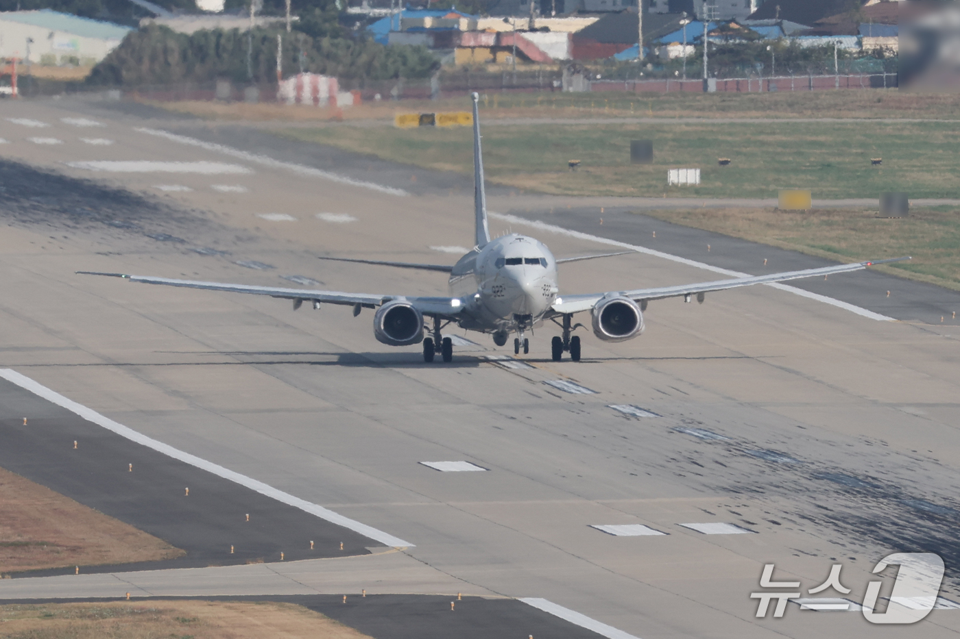 (포항=뉴스1) 최창호 기자 = 21일 대한민국 해군항공사령부 소속 P-8A(포세이돈) 해상초계기가 해상 경계를 임무를 위해 포항기지에서 이륙하고 있다. 2026.10.21/뉴스1 …