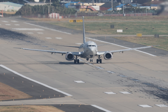 해상경계임무 나서는 해군 P-8A 해상초계기