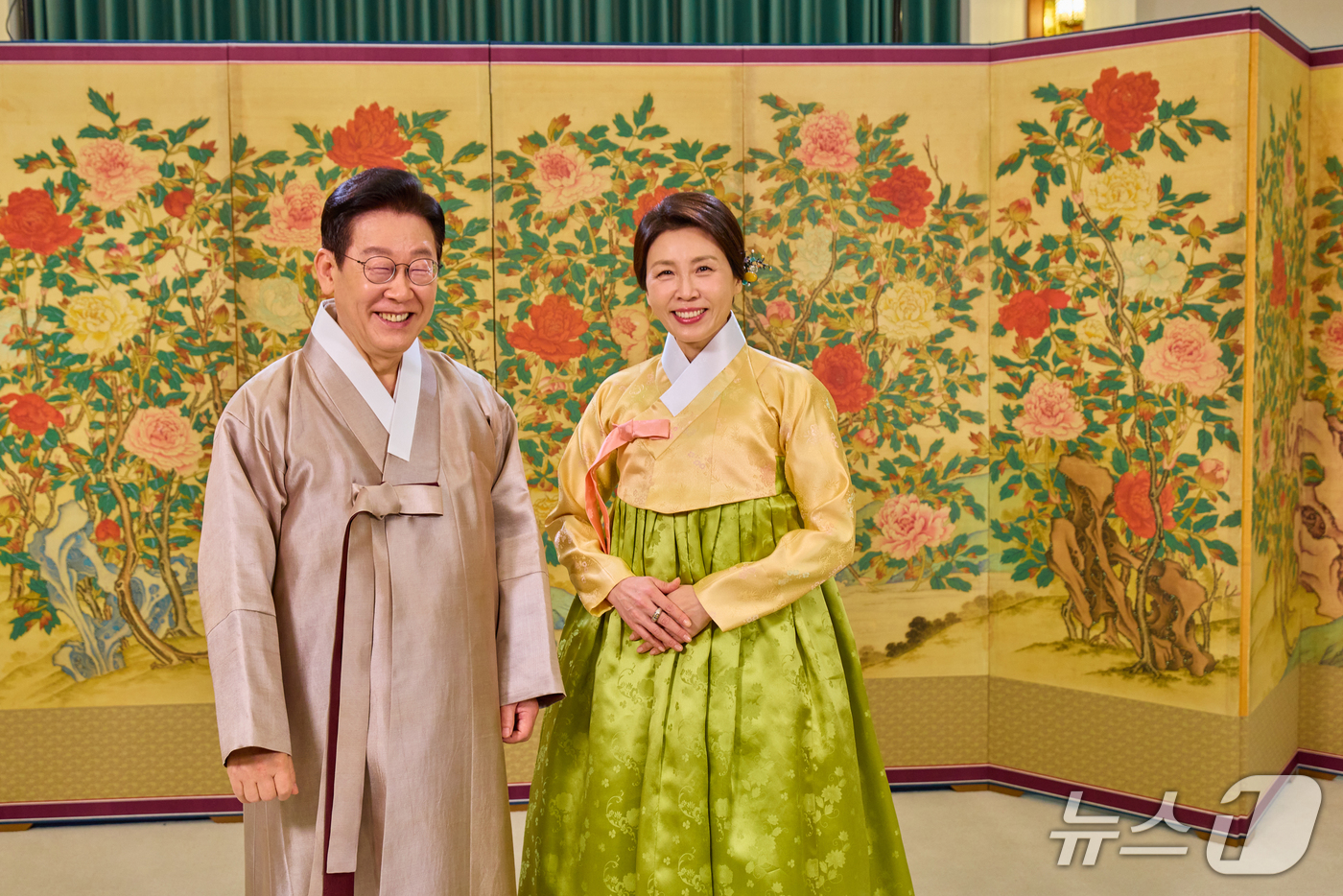 (서울=뉴스1) 이재명 기자 = 청와대는 한복의 날을 맞아 이재명 대통령과 김혜경 여사가 한복을 입고 있는 모습을 21일 SNS를 통해 공개했다. (이재명 대통령 SNS. 재판매 …