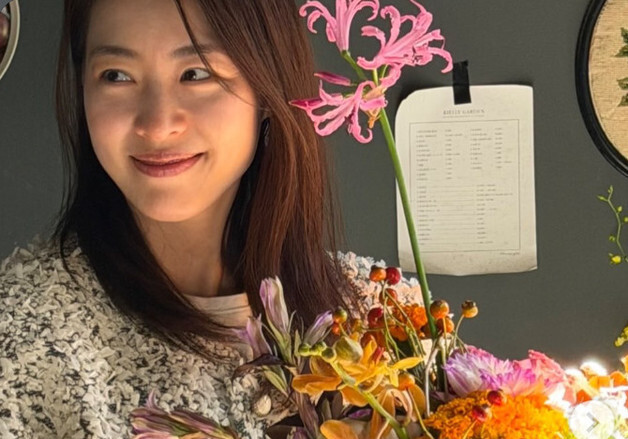 이연희, 출산하고도 여전한 청순미…꽃꽂이 중 설레는 미소 [N샷]