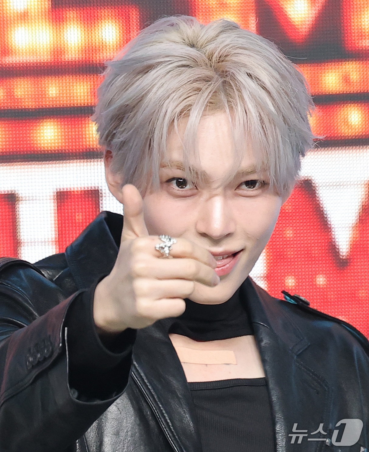 (고양=뉴스1) 권현진 기자 = 제로베이스원 성한빈이 21일 오후 경기도 고양시 일산 MBC드림센터에서 열린 MBC M ‘쇼! 챔피언’에 출연해 여심을 홀리고 있다. 2026.10 …