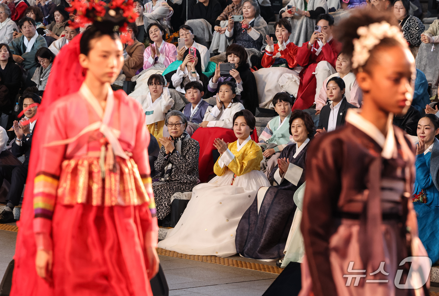 (서울=뉴스1) 허경 기자 = 김혜경 여사가 21일 서울 용산구 국립중앙박물관에서 열린 2026 한복문화주간 개막식에서 한복패션쇼를 관람하고 있다. 2026.10.21/뉴스1