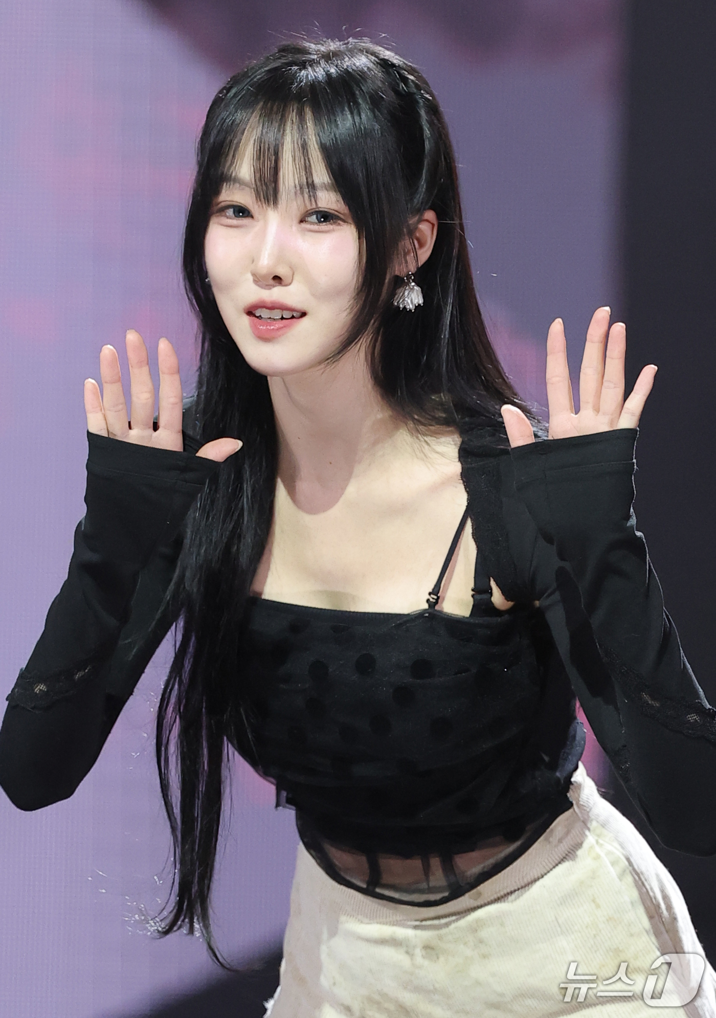 (고양=뉴스1) 권현진 기자 = 가수 유주가 21일 오후 경기도 고양시 일산 MBC드림센터에서 열린 MBC M ‘쇼! 챔피언’에 출연해 인사를 하고 있다. 2026.10.21/뉴스 …