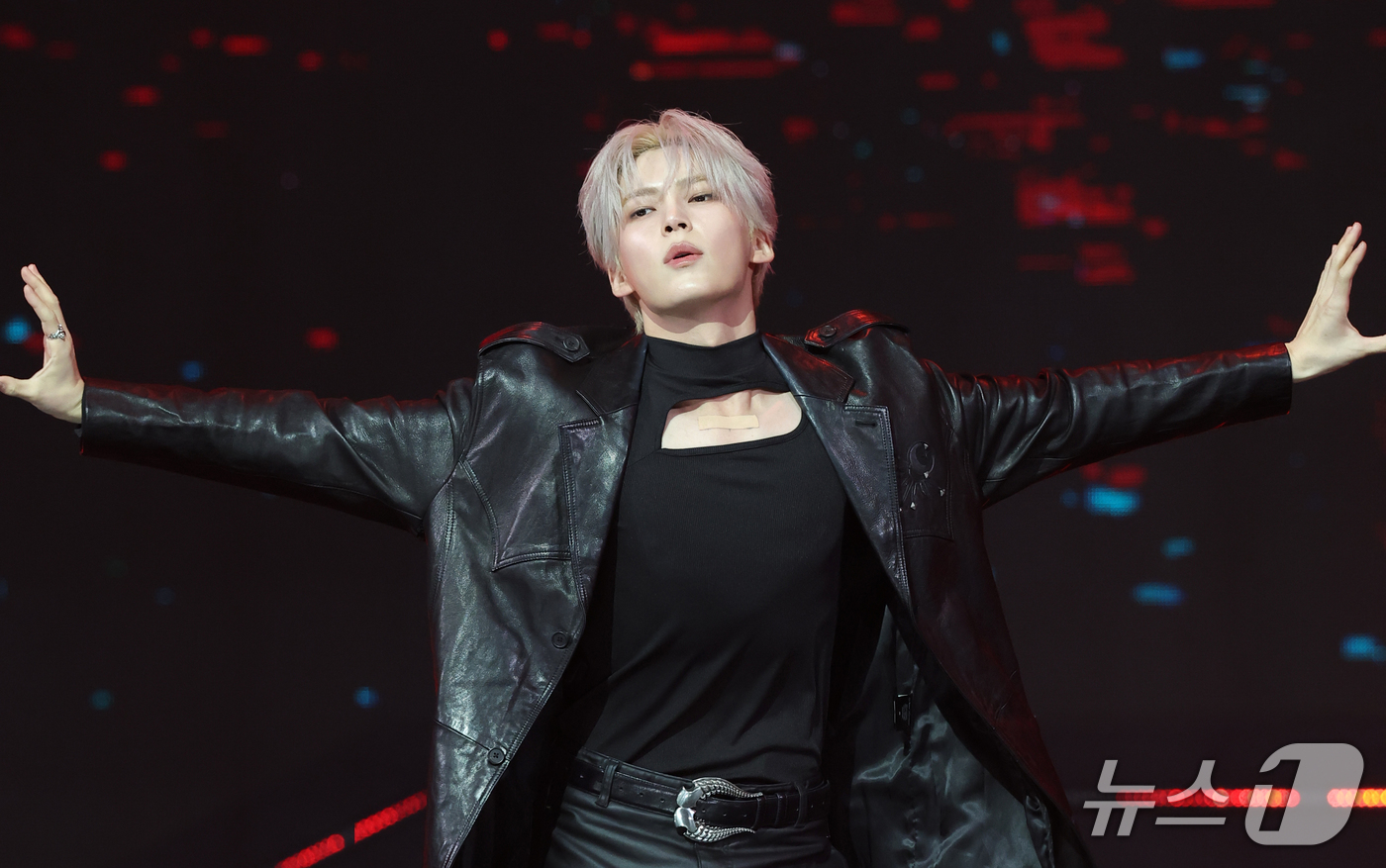 (고양=뉴스1) 권현진 기자 = 제로베이스원 성한빈이 21일 오후 경기도 고양시 일산 MBC드림센터에서 열린 MBC M ‘쇼! 챔피언’에 출연해 화려한 무대를 선보이고 있다. 20 …
