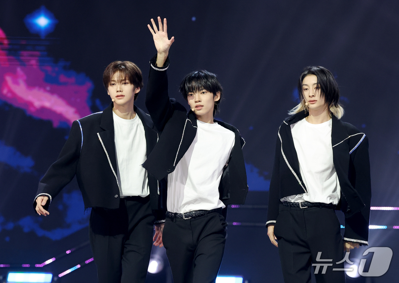 (고양=뉴스1) 권현진 기자 = A2O SOUL(에이투오 소울) 테오, 타이, 가쿠가 21일 오후 경기도 고양시 일산 MBC드림센터에서 열린 MBC M ‘쇼! 챔피언’에 출연해 멋 …