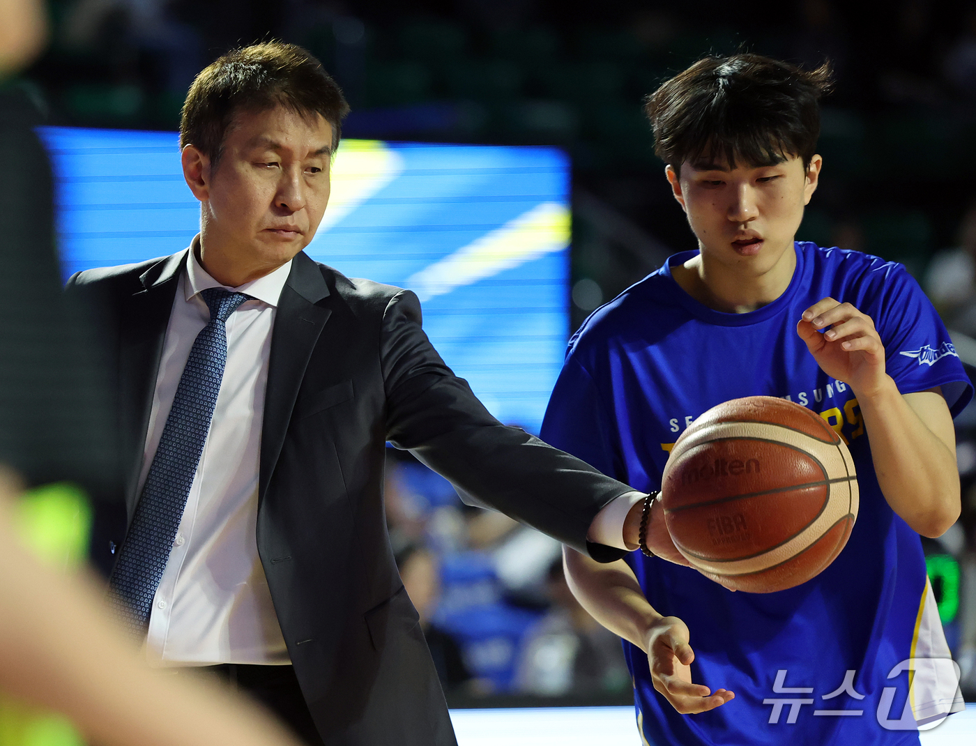 (서울=뉴스1) 김진환 기자 = 21일 오후 서울 송파구 잠실학생체육관에서 열리는 2026-2027 KCC 프로농구 서울 삼성과 부산 KCC의 경기를 앞두고 서울 삼성 김상식 감독 …