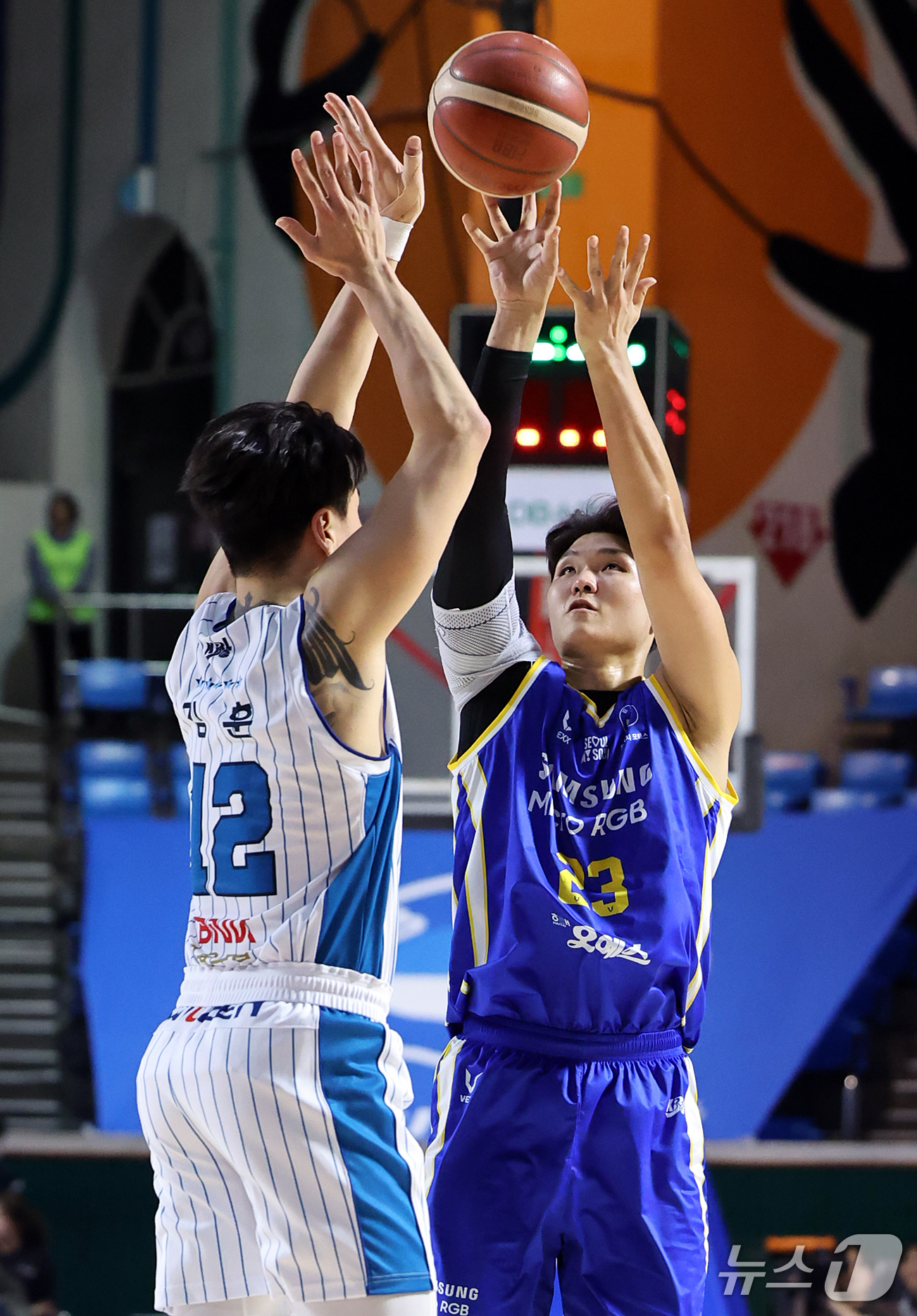 (서울=뉴스1) 김진환 기자 = 21일 오후 서울 송파구 잠실학생체육관에서 열린 2026-2027 KCC 프로농구 서울 삼성과 부산 KCC의 경기, 1쿼터 서울 삼성 이규태가 부산 …