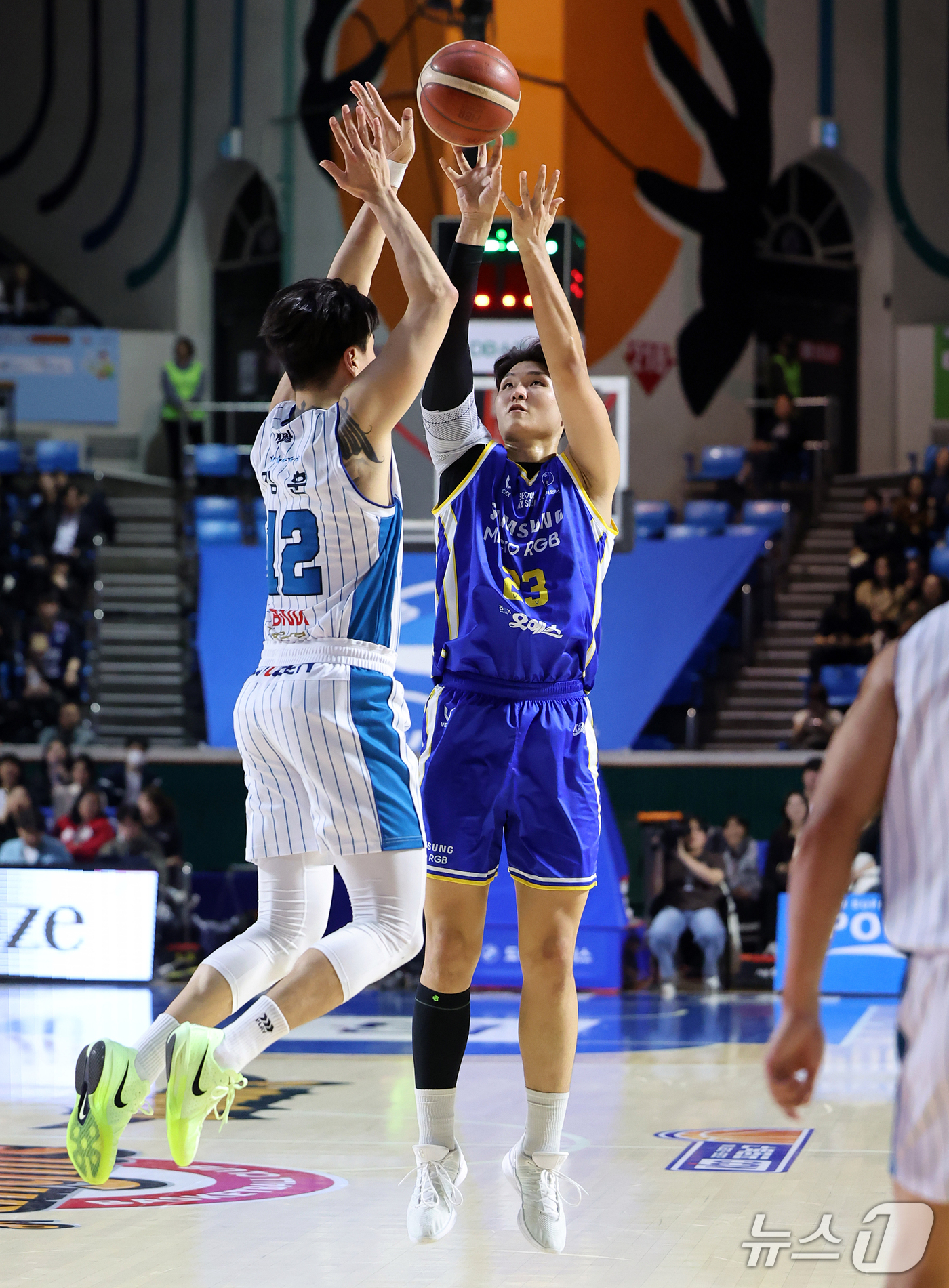 (서울=뉴스1) 김진환 기자 = 21일 오후 서울 송파구 잠실학생체육관에서 열린 2026-2027 KCC 프로농구 서울 삼성과 부산 KCC의 경기, 1쿼터 서울 삼성 이규태가 부산 …