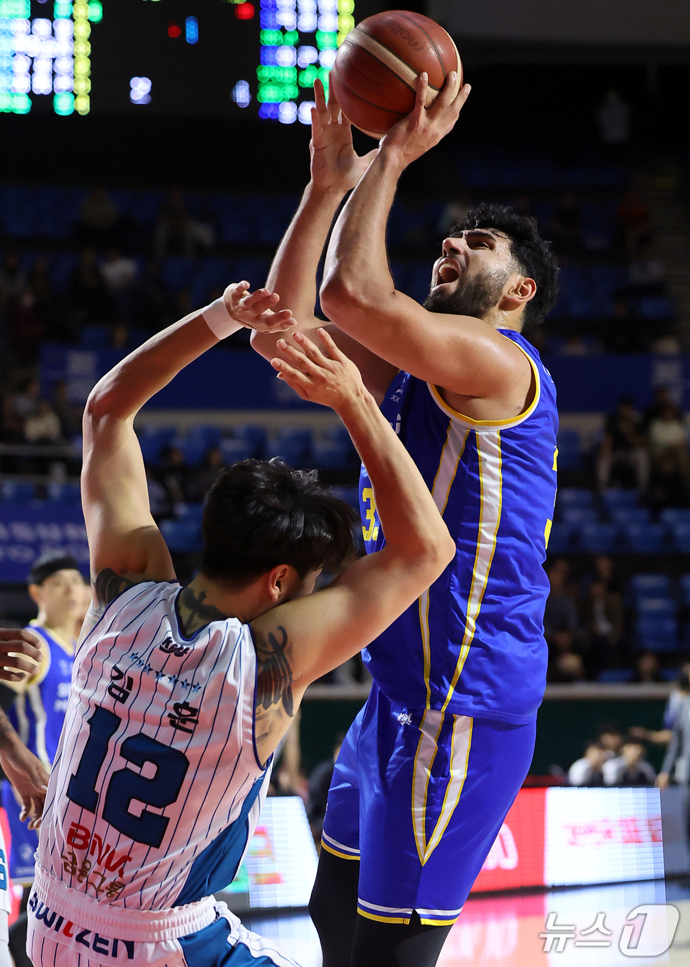 (서울=뉴스1) 김진환 기자 = 21일 오후 서울 송파구 잠실학생체육관에서 열린 2026-2027 KCC 프로농구 서울 삼성과 부산 KCC의 경기, 서울 삼성 칸터가 1쿼터 부산 …