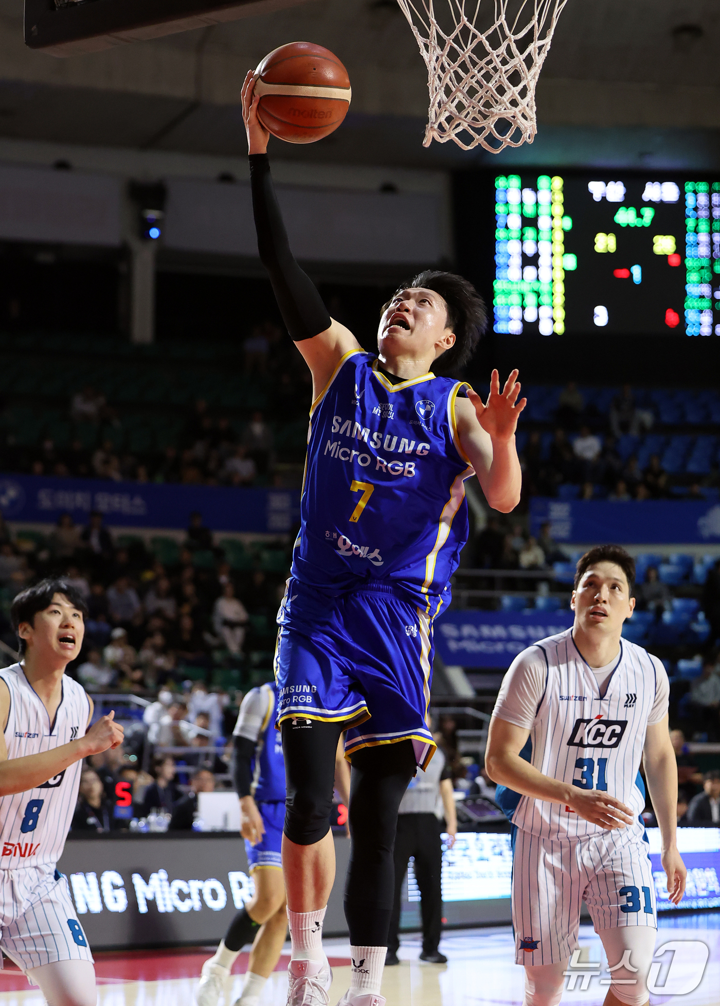 (서울=뉴스1) 김진환 기자 = 21일 오후 서울 송파구 잠실학생체육관에서 열린 2026-2027 KCC 프로농구 서울 삼성과 부산 KCC의 경기, 서울 삼성 최성모가 1쿼터 레이 …