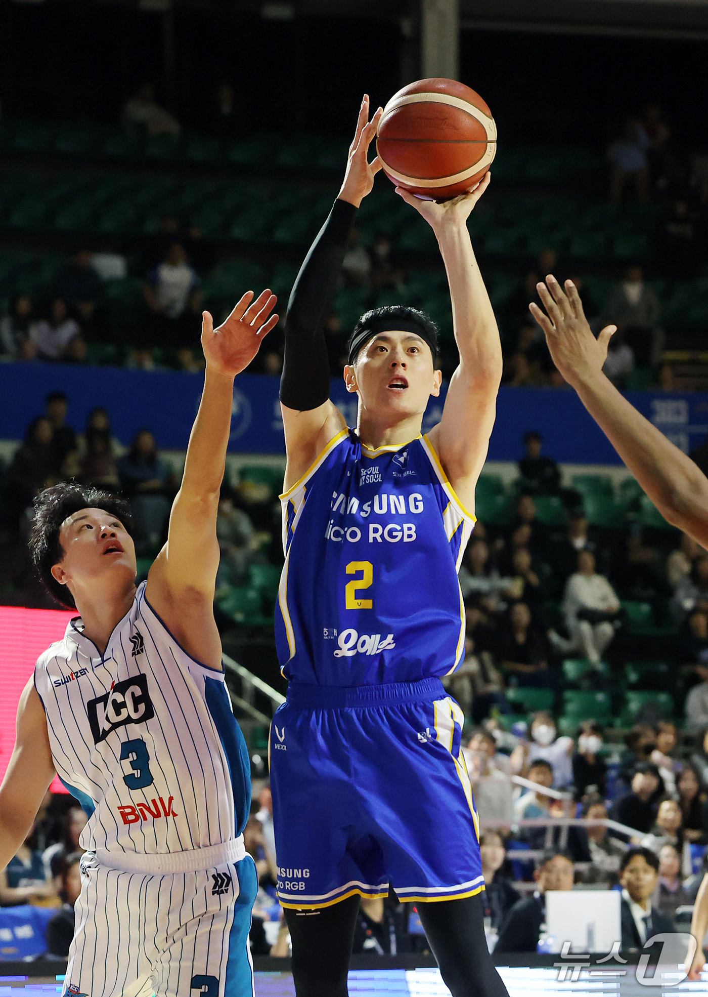 (서울=뉴스1) 김진환 기자 = 21일 오후 서울 송파구 잠실학생체육관에서 열린 2026-2027 KCC 프로농구 서울 삼성과 부산 KCC의 경기, 서울 삼성 이관희가 1쿼터 부산 …