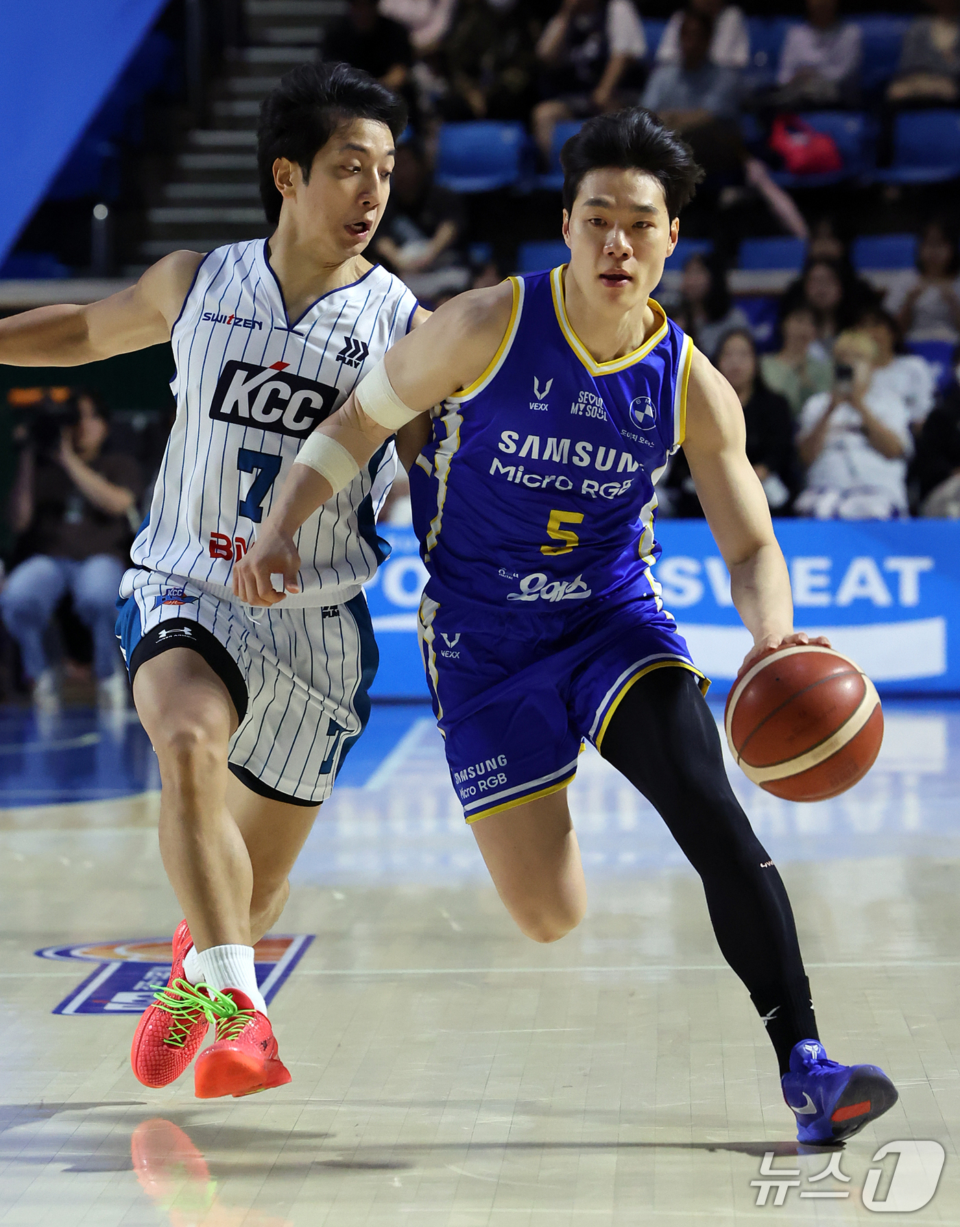 (서울=뉴스1) 김진환 기자 = 21일 오후 서울 송파구 잠실학생체육관에서 열린 2026-2027 KCC 프로농구 서울 삼성과 부산 KCC의 경기, 서울 삼성 한호빈이 2쿼터 부산 …