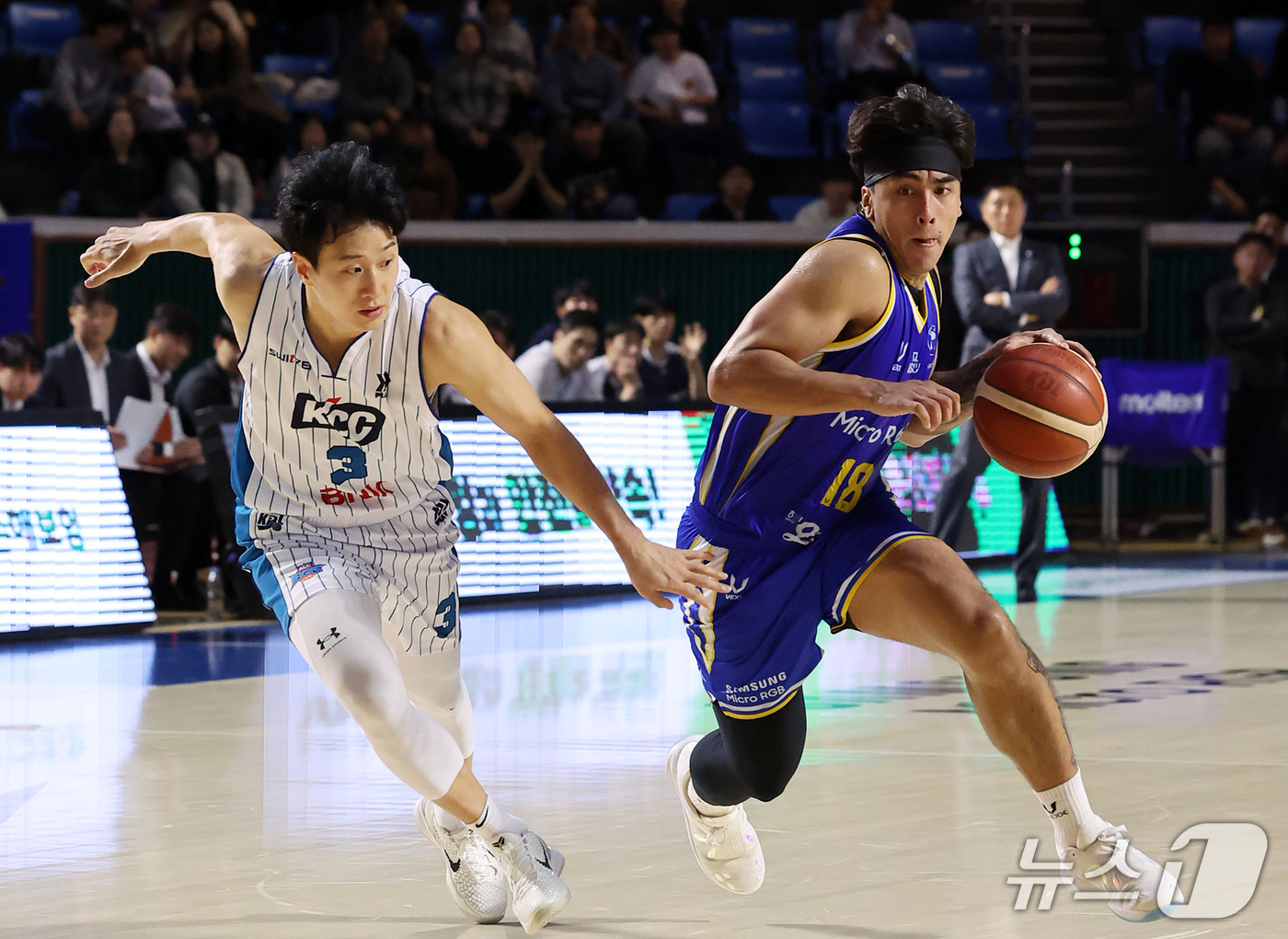 (서울=뉴스1) 김진환 기자 = 21일 오후 서울 송파구 잠실학생체육관에서 열린 2026-2027 KCC 프로농구 서울 삼성과 부산 KCC의 경기, 서울 삼성 구탕이 2쿼터 부산 …