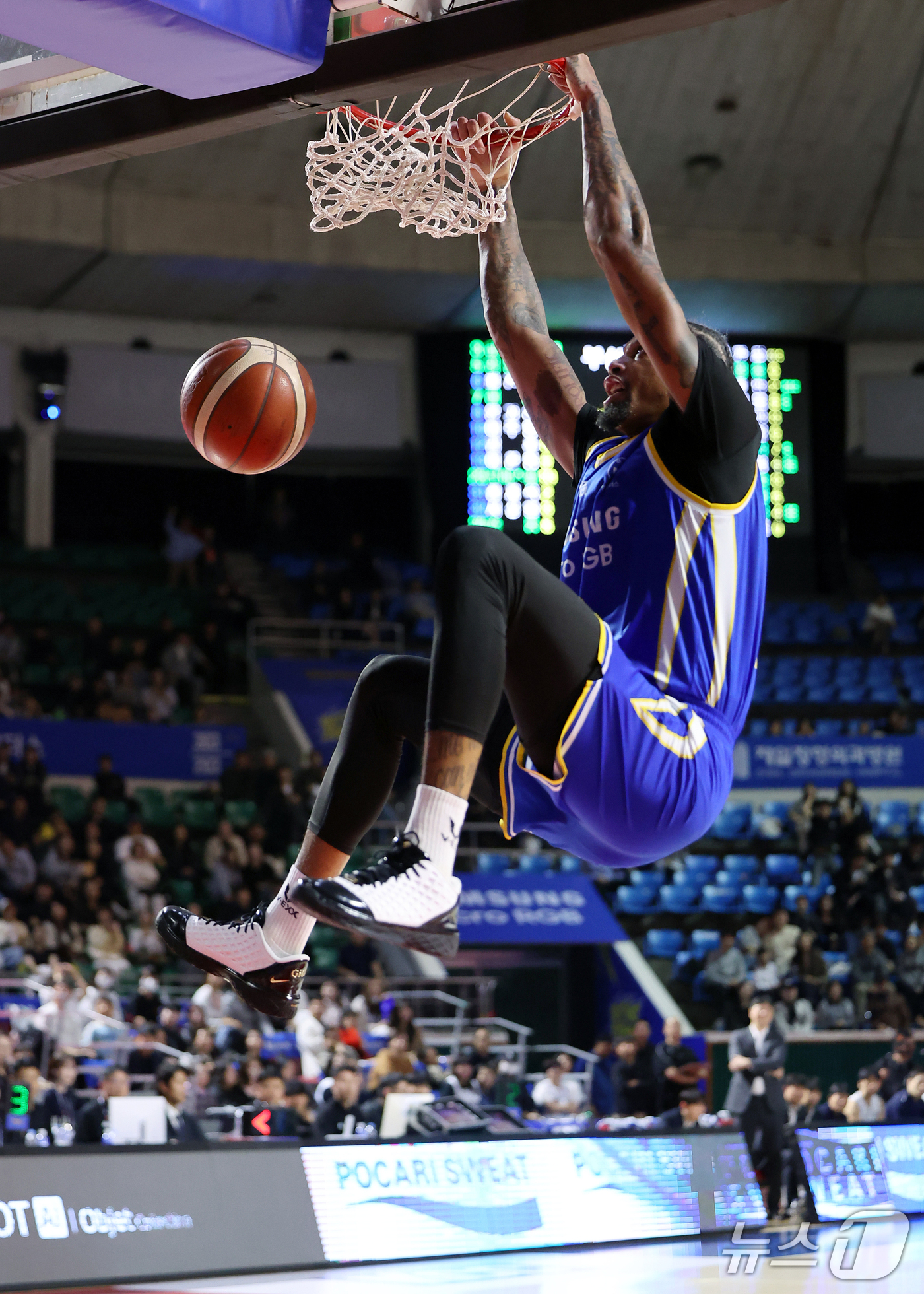 (서울=뉴스1) 김진환 기자 = 21일 오후 서울 송파구 잠실학생체육관에서 열린 2026-2027 KCC 프로농구 서울 삼성과 부산 KCC의 경기, 서울 삼성 맥컬러가 2쿼터 화끈 …