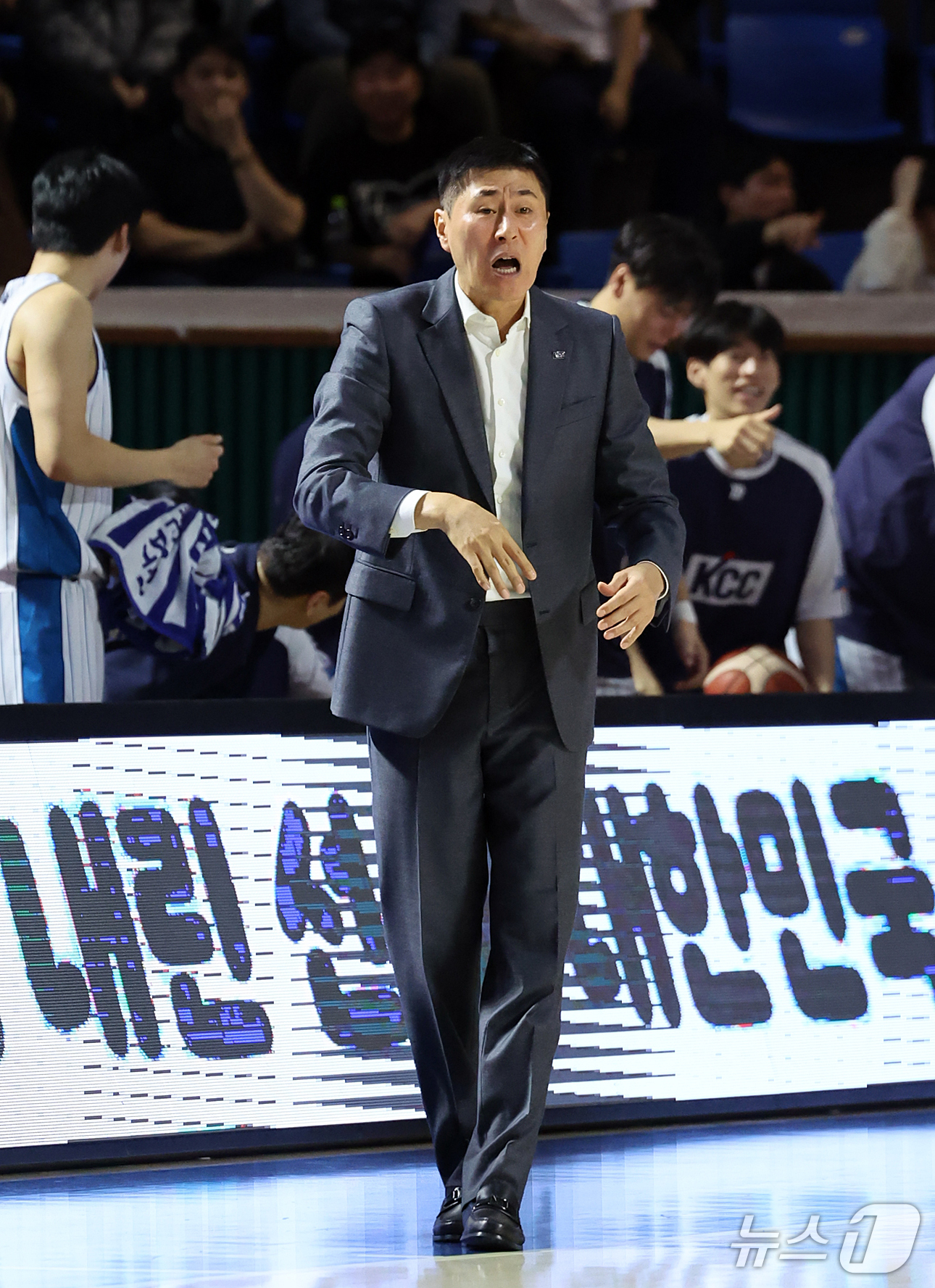 (서울=뉴스1) 김진환 기자 = 21일 오후 서울 송파구 잠실학생체육관에서 열린 2026-2027 KCC 프로농구 서울 삼성과 부산 KCC의 경기, 2쿼터 부산 KCC 이상민 감독 …