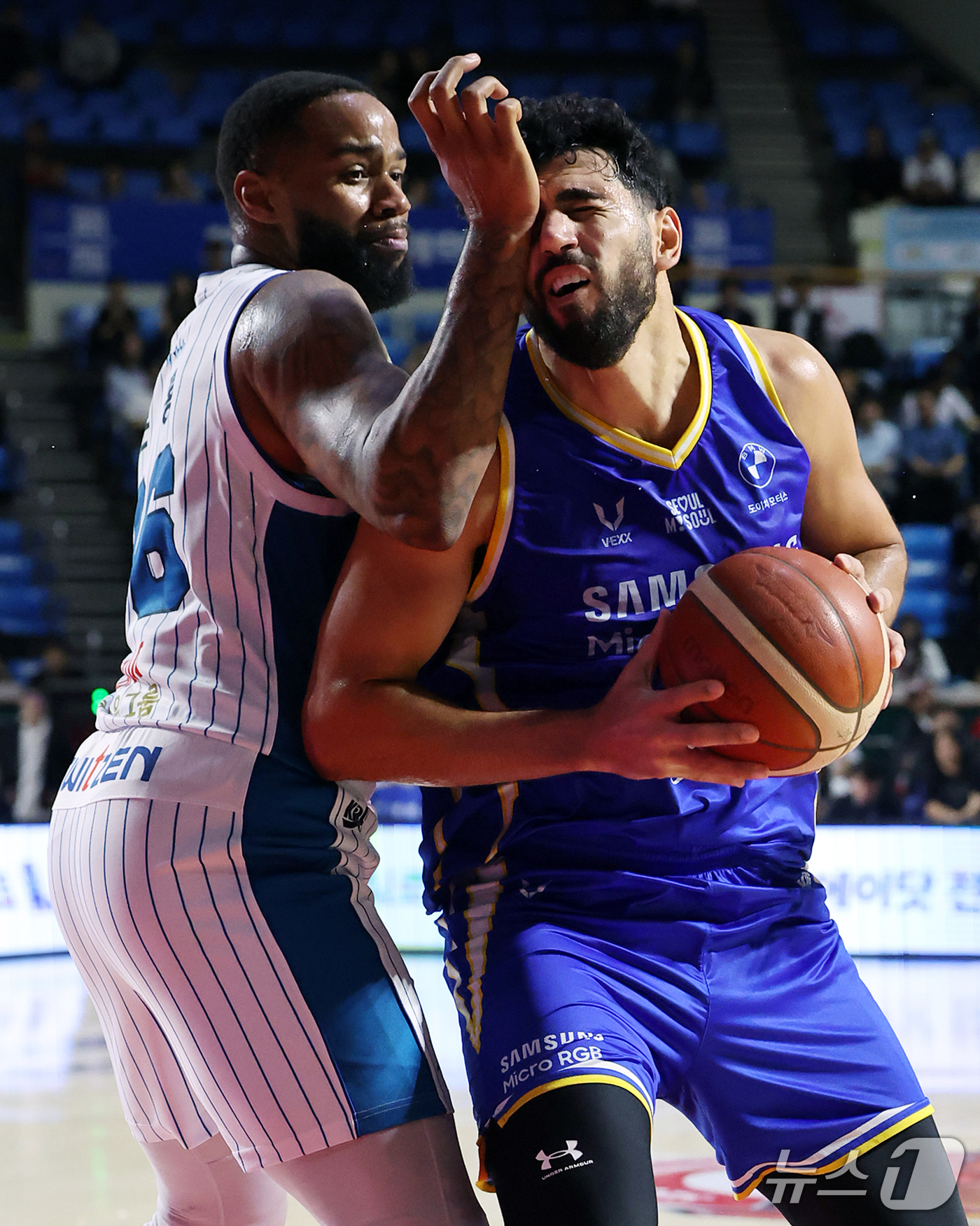 (서울=뉴스1) 김진환 기자 = 21일 오후 서울 송파구 잠실학생체육관에서 열린 2026-2027 KCC 프로농구 서울 삼성과 부산 KCC의 경기, 서울 삼성 칸터가 2쿼터 부산 …