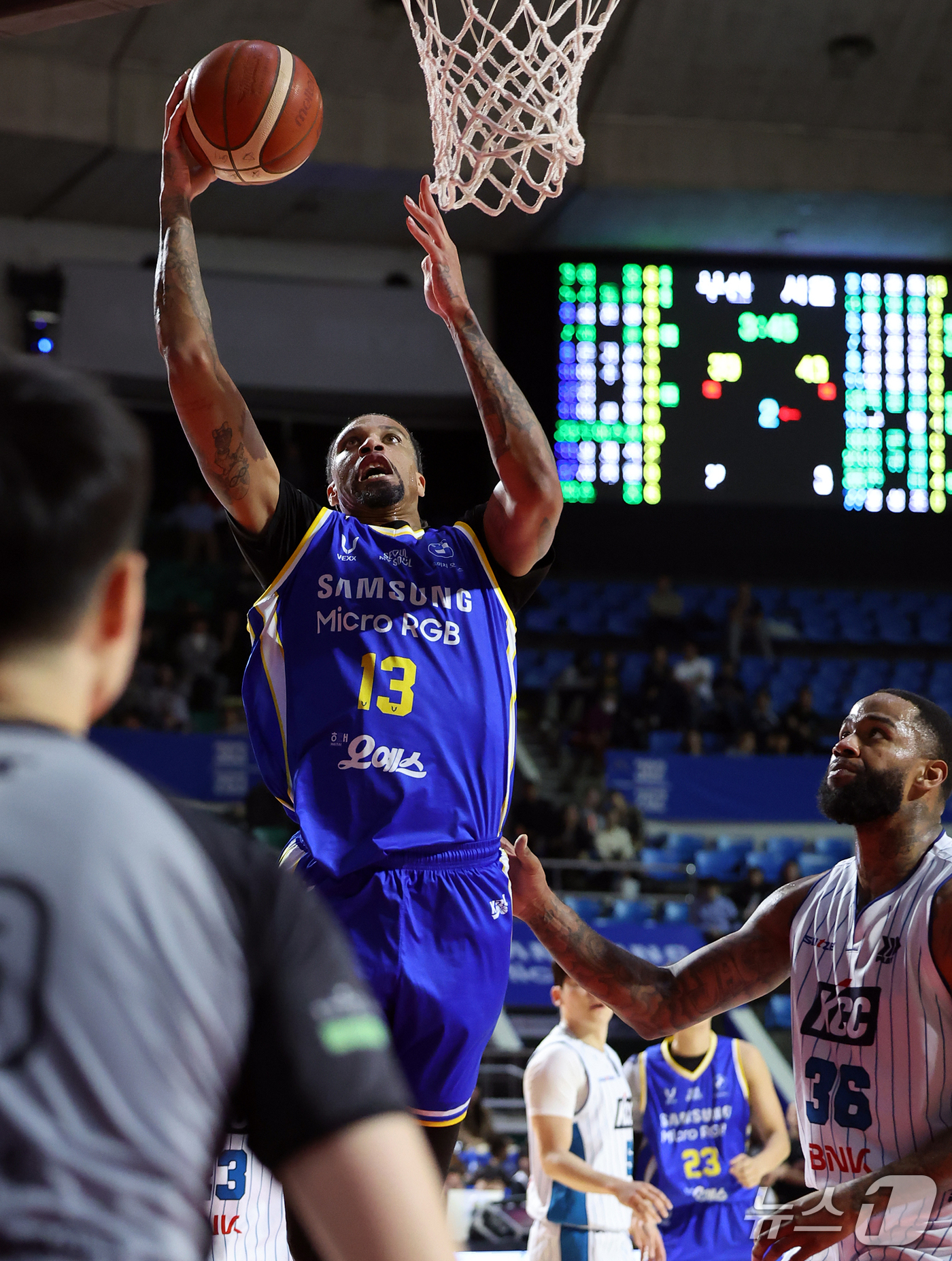 (서울=뉴스1) 김진환 기자 = 21일 오후 서울 송파구 잠실학생체육관에서 열린 2026-2027 KCC 프로농구 서울 삼성과 부산 KCC의 경기, 서울 삼성 맥컬러가 2쿼터 레이 …