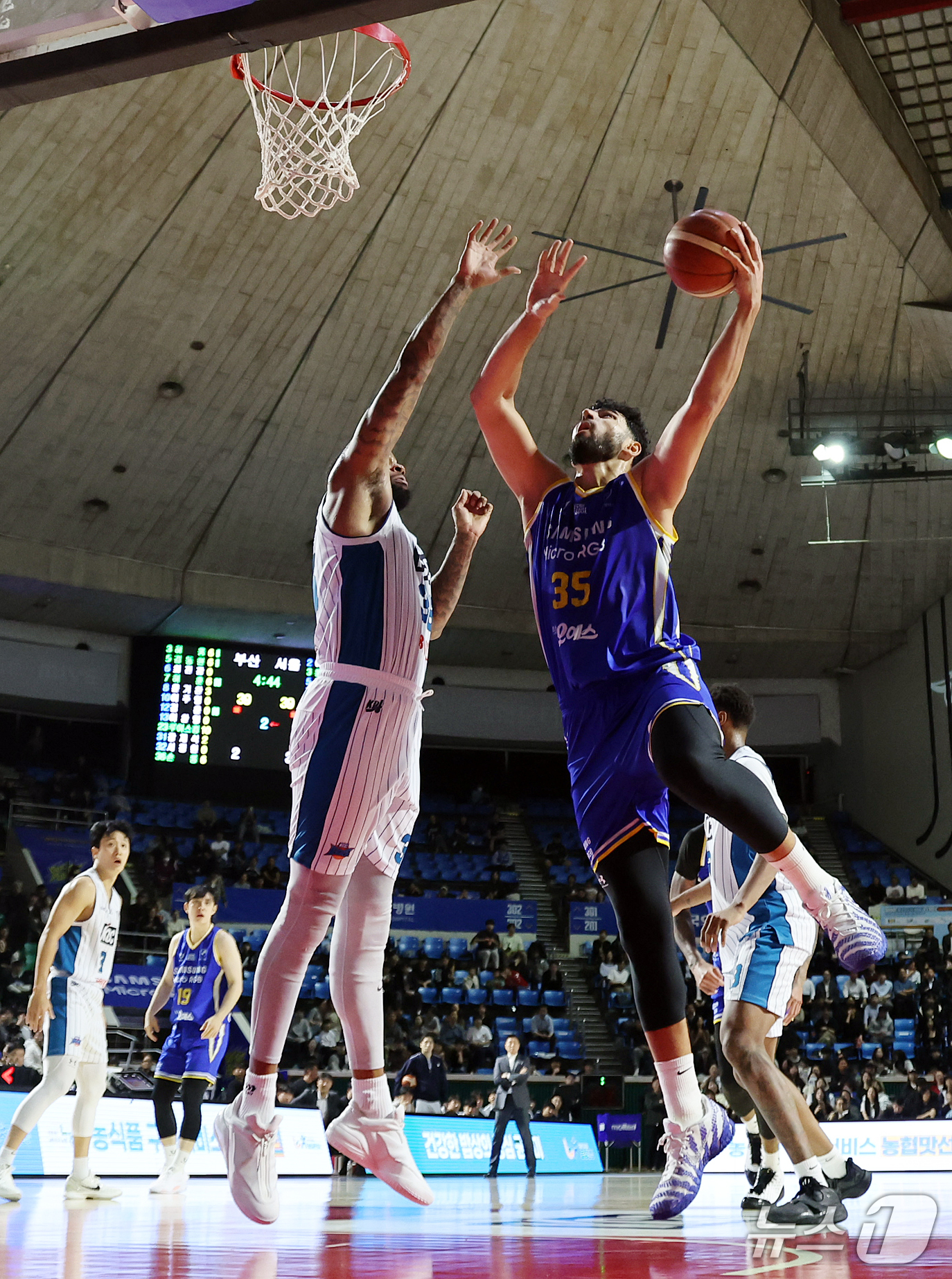 (서울=뉴스1) 김진환 기자 = 21일 오후 서울 송파구 잠실학생체육관에서 열린 2026-2027 KCC 프로농구 서울 삼성과 부산 KCC의 경기, 서울 삼성 칸터가 2쿼터 부산 …