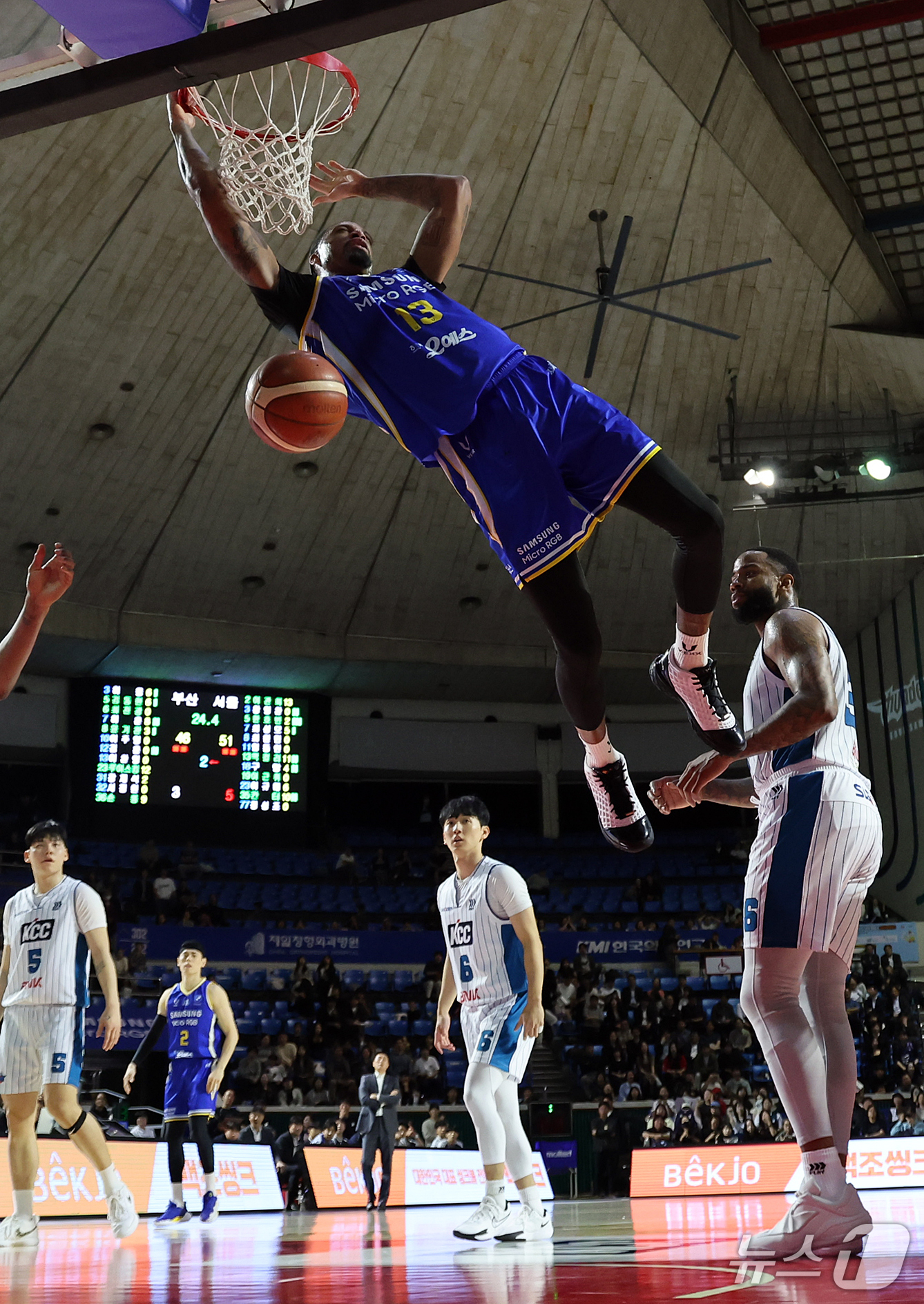 (서울=뉴스1) 김진환 기자 = 21일 오후 서울 송파구 잠실학생체육관에서 열린 2026-2027 KCC 프로농구 서울 삼성과 부산 KCC의 경기, 서울 삼성 맥컬러가 2쿼터 덩크 …