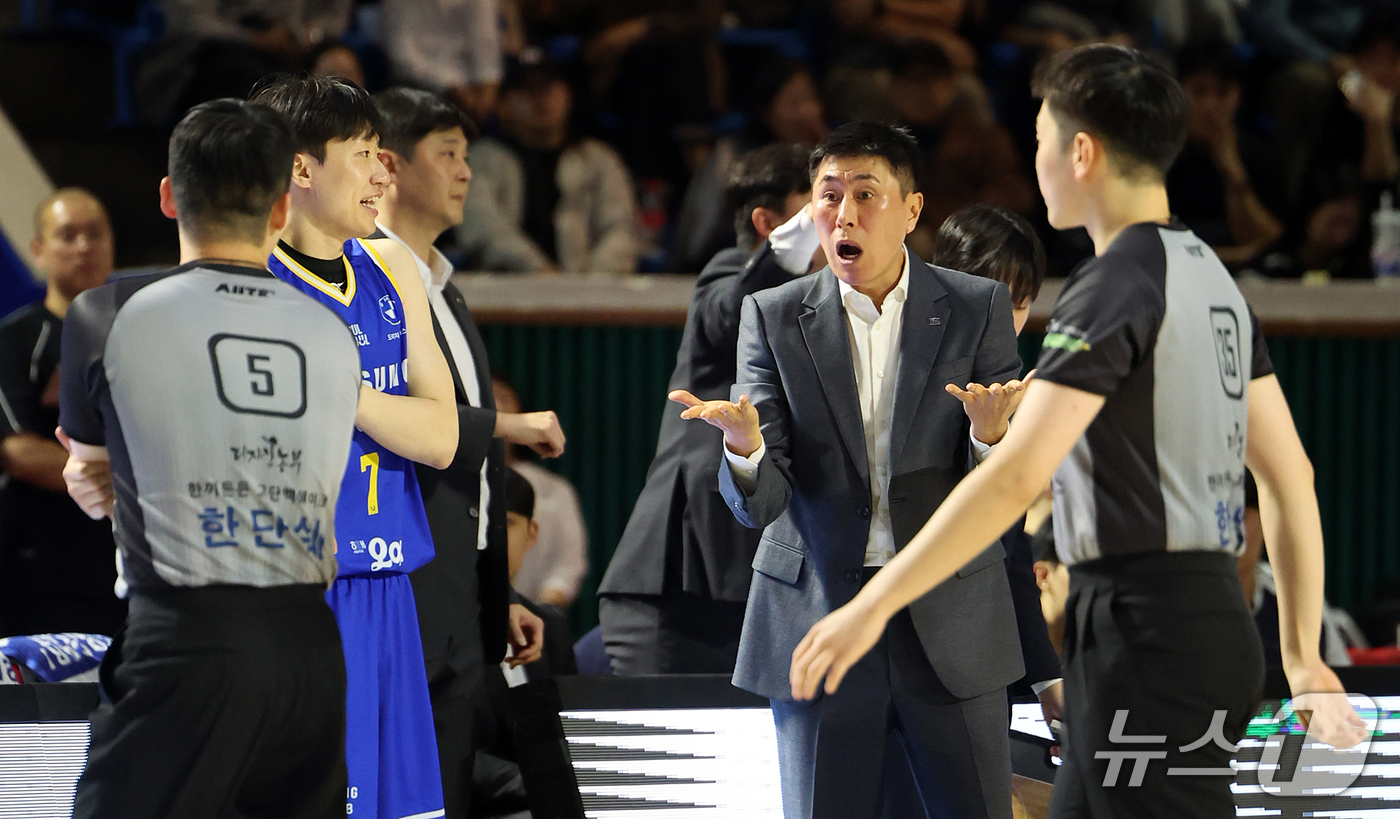(서울=뉴스1) 김진환 기자 = 21일 오후 서울 송파구 잠실학생체육관에서 열린 2026-2027 KCC 프로농구 서울 삼성과 부산 KCC의 경기, 부산 KCC 이상민 감독이 3쿼 …