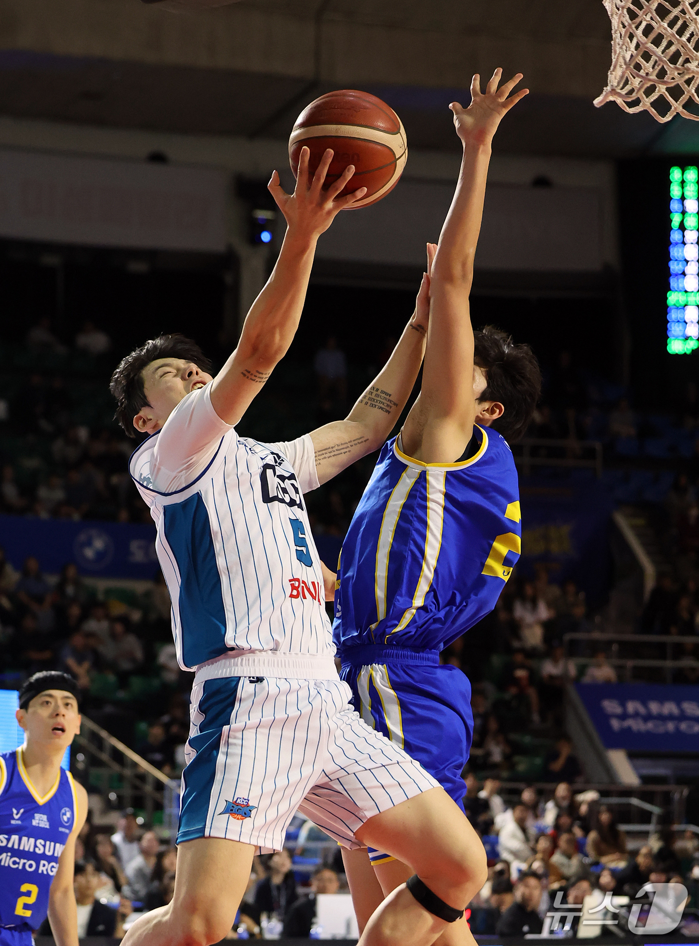 (서울=뉴스1) 김진환 기자 = 21일 오후 서울 송파구 잠실학생체육관에서 열린 2026-2027 KCC 프로농구 서울 삼성과 부산 KCC의 경기, 부산 KCC 김동현이 3쿼터 서 …