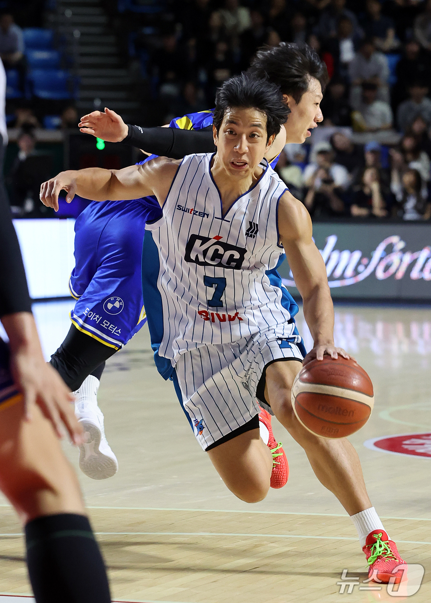 (서울=뉴스1) 김진환 기자 = 21일 오후 서울 송파구 잠실학생체육관에서 열린 2026-2027 KCC 프로농구 서울 삼성과 부산 KCC의 경기, 부산 KCC 허훈이 3쿼터 골밑 …
