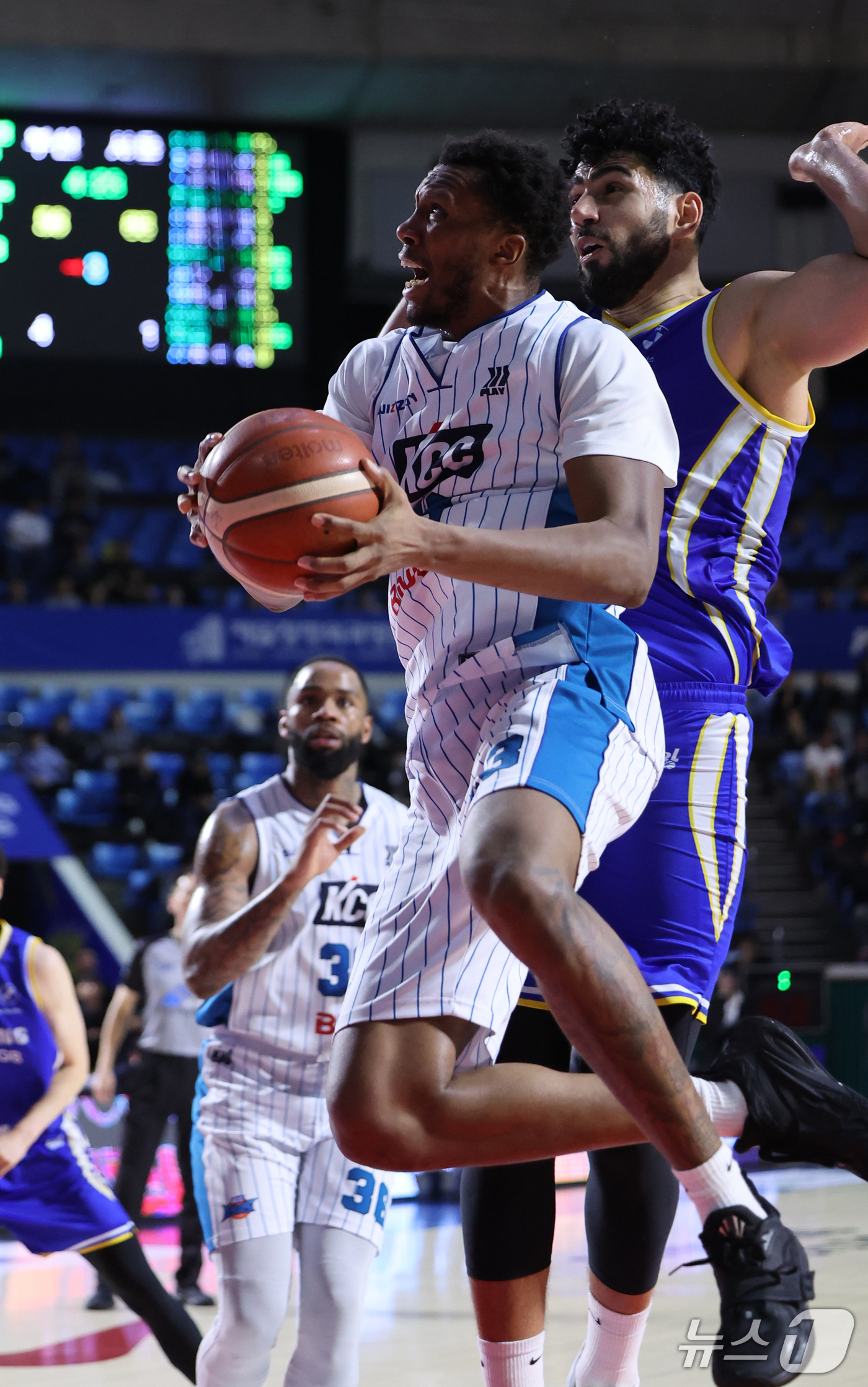 (서울=뉴스1) 김진환 기자 = 21일 오후 서울 송파구 잠실학생체육관에서 열린 2026-2027 KCC 프로농구 서울 삼성과 부산 KCC의 경기, 부산 KCC 루이스 킹이 3쿼터 …