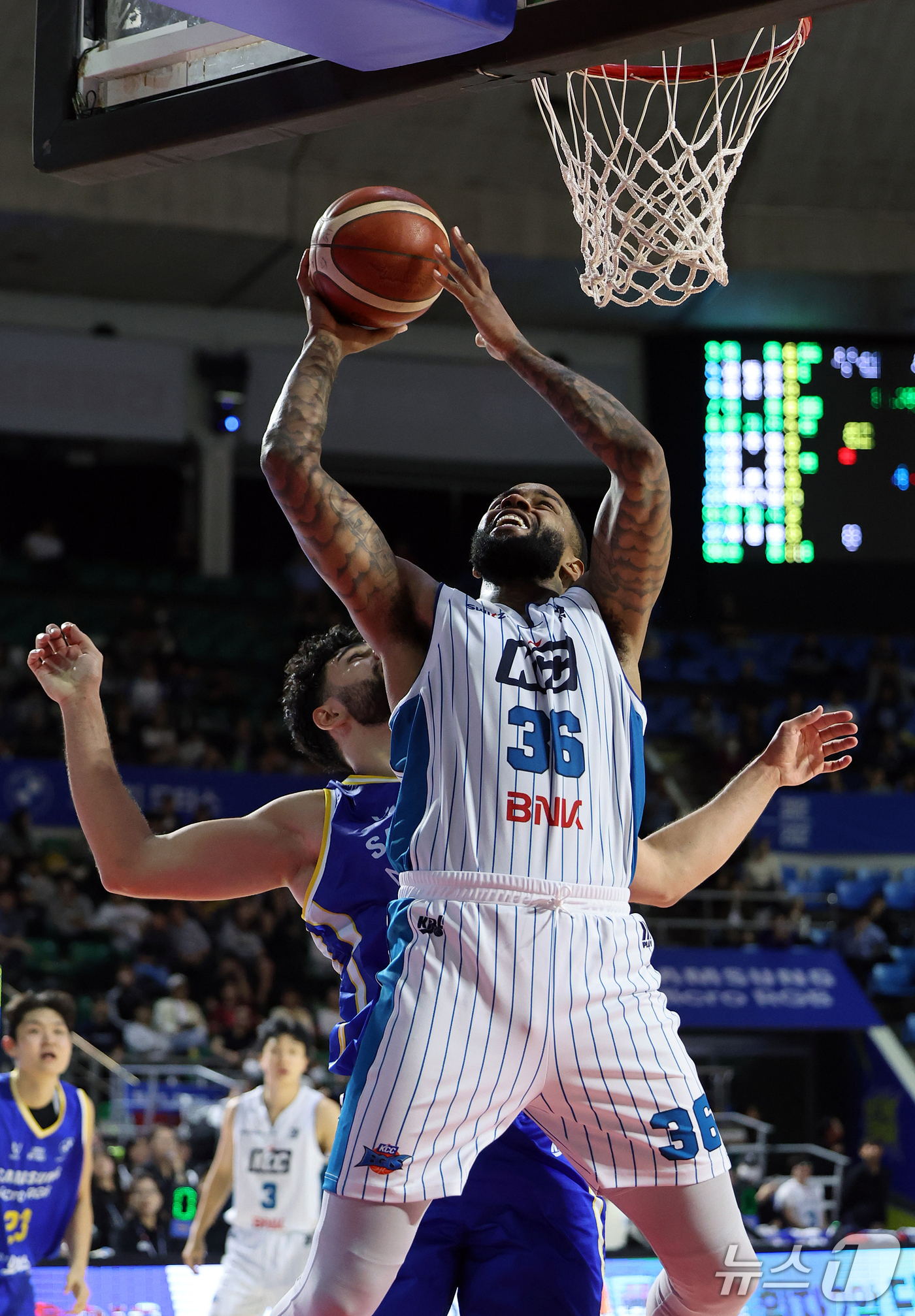 (서울=뉴스1) 김진환 기자 = 21일 오후 서울 송파구 잠실학생체육관에서 열린 2026-2027 KCC 프로농구 서울 삼성과 부산 KCC의 경기, 부산 KCC 숀 롱이 4쿼터 서 …