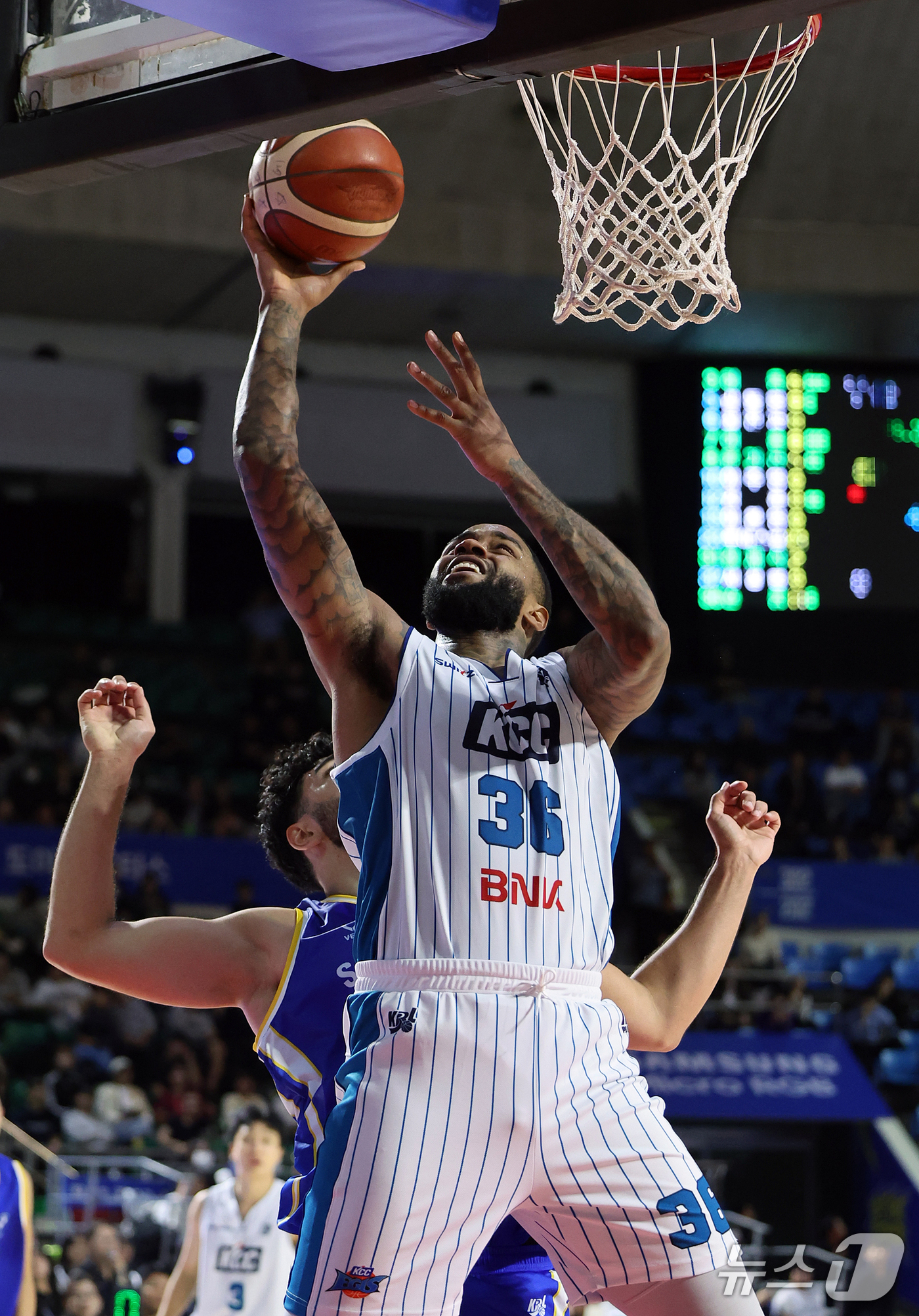 (서울=뉴스1) 김진환 기자 = 21일 오후 서울 송파구 잠실학생체육관에서 열린 2026-2027 KCC 프로농구 서울 삼성과 부산 KCC의 경기, 부산 KCC 숀 롱이 4쿼터 서 …
