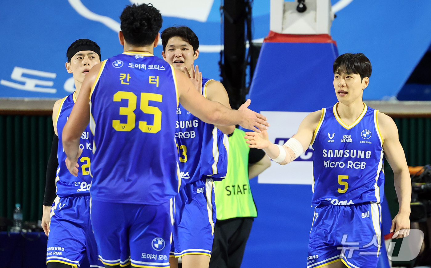 (서울=뉴스1) 김진환 기자 = 21일 오후 서울 송파구 잠실학생체육관에서 열린 2026-2027 KCC 프로농구 서울 삼성과 부산 KCC의 경기, 서울 삼성 한호빈이 4쿼터 공격 …