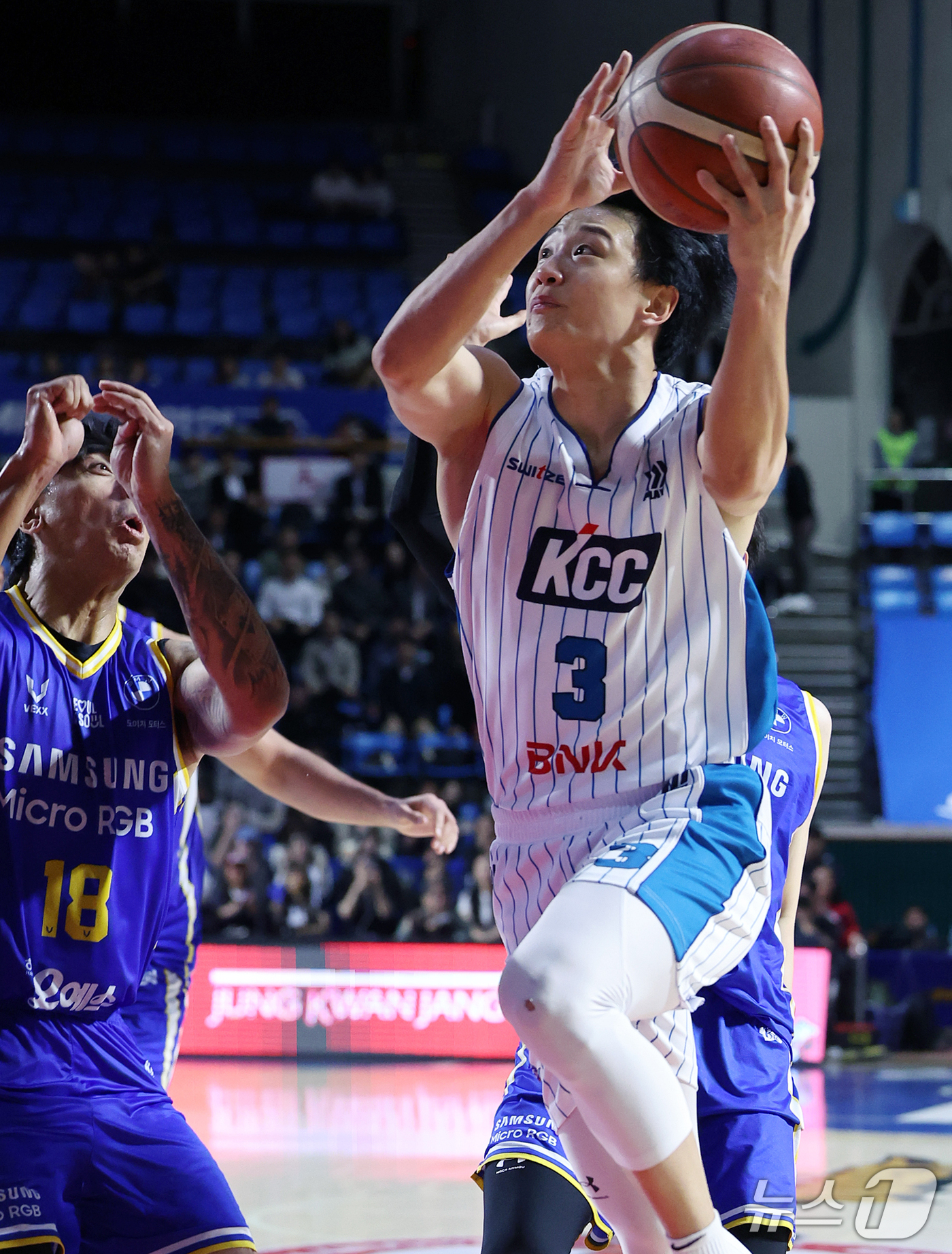 (서울=뉴스1) 김진환 기자 = 21일 오후 서울 송파구 잠실학생체육관에서 열린 2026-2027 KCC 프로농구 서울 삼성과 부산 KCC의 경기, 부산 KCC 허웅이 4쿼터 골밑 …
