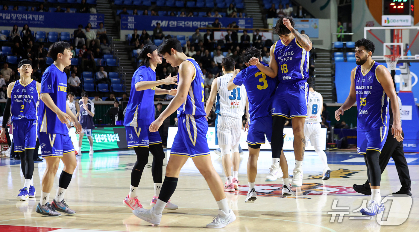 (서울=뉴스1) 김진환 기자 = 21일 오후 서울 송파구 잠실학생체육관에서 열린 2026-2027 KCC 프로농구 서울 삼성과 부산 KCC의 경기, 서울 삼성 선수들이 4쿼터 12 …