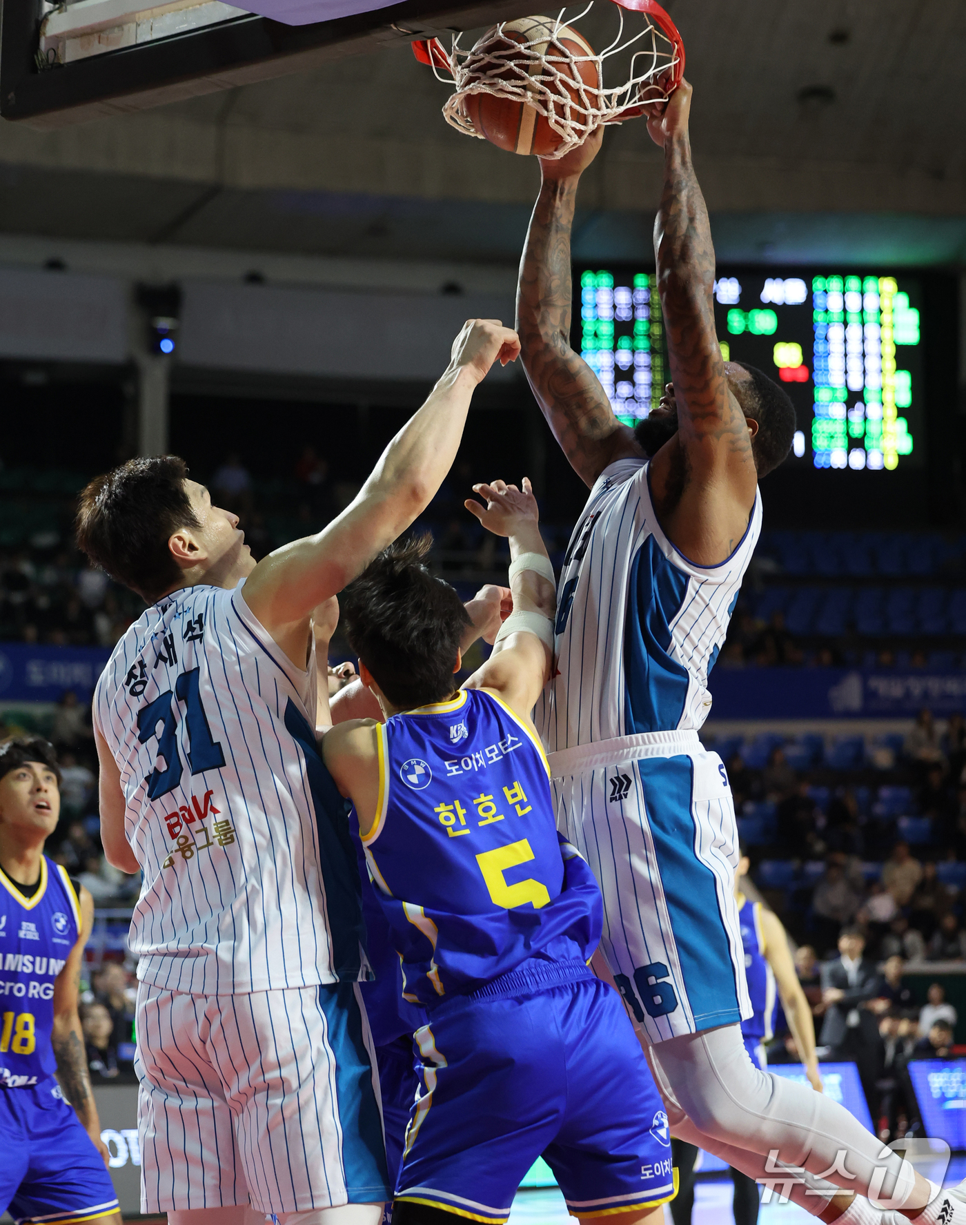 (서울=뉴스1) 김진환 기자 = 21일 오후 서울 송파구 잠실학생체육관에서 열린 2026-2027 KCC 프로농구 서울 삼성과 부산 KCC의 경기, 부산 KCC 숀 롱이 4쿼터 덩 …