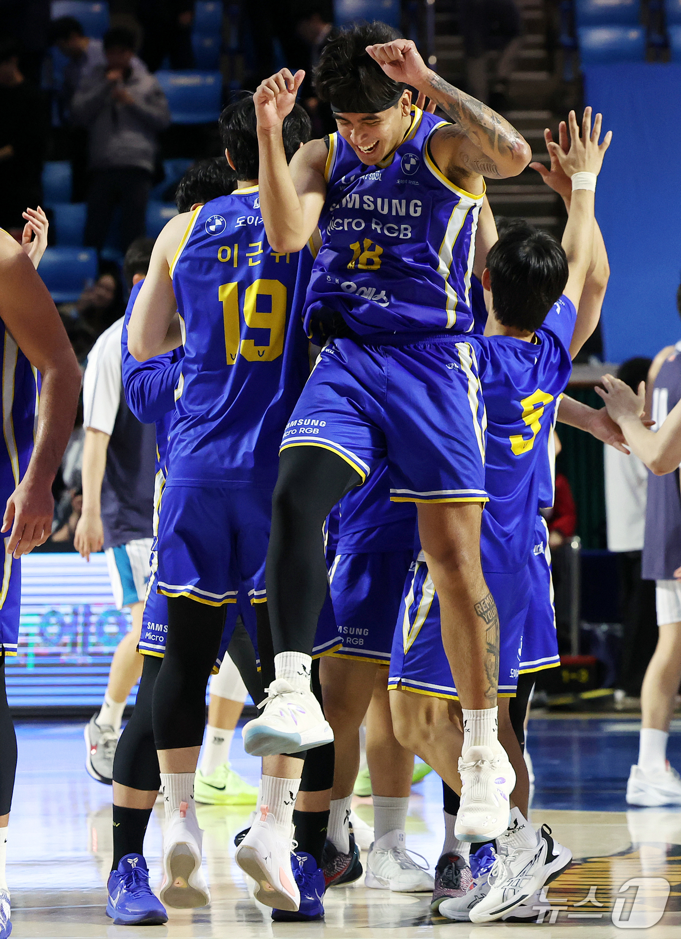 (서울=뉴스1) 김진환 기자 = 21일 오후 서울 송파구 잠실학생체육관에서 열린 2026-2027 KCC 프로농구 서울 삼성과 부산 KCC의 경기, 97대86으로 승리하며 23년 …