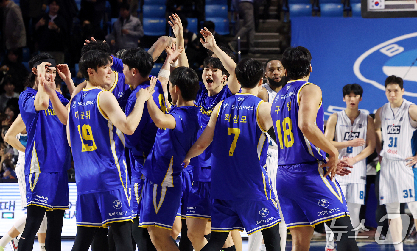 (서울=뉴스1) 김진환 기자 = 21일 오후 서울 송파구 잠실학생체육관에서 열린 2026-2027 KCC 프로농구 서울 삼성과 부산 KCC의 경기, 97대86으로 승리하며 23년 …