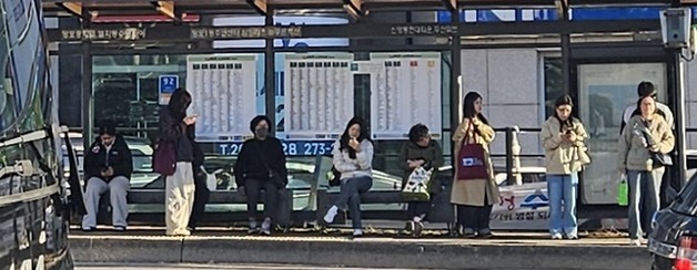올가을 첫 '영하권 추위'에 움츠러든 출근길…"벌써 겨울인가"