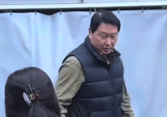최태원 회장, 패딩 조끼 입고 '힙지로' 야장 등장 …SK 임직원과 회식