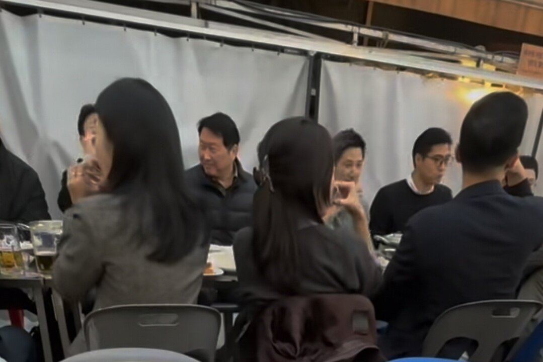 본문 이미지 - 최태원 SK그룹 회장이 임직원과 저녁 식사를 즐기고 있다.(자료 인스타그램)/뉴스1