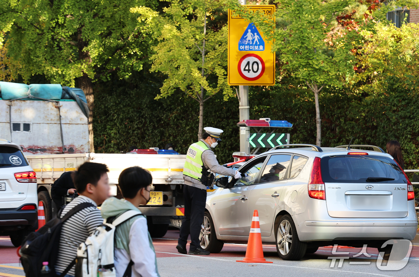(서울=뉴스1) 오대일 기자 = 22일 오전 서울 송파구 신가초등학교 어린이보호구역(스쿨존) 앞에서 경찰이 등굣길 음주운전 특별단속을 실시하고 있다. 2026.10.22/뉴스1