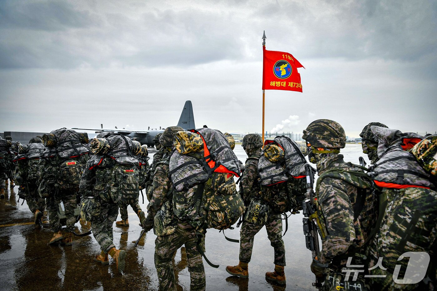 본문 이미지 - 해병대사령부·서북도서방위사령부는 지난 19일부터 백령도, 연평도 등 서북도서 일대에서 합동작전 수행 능력을 향상하기 위한 '2026년 후반기 합동 도서방어훈련'을 하고 있다고 22일 밝혔다. 지난 20일 해병대 신속기동부대 장병들이 서북도서 공중 증원을 위해 C-130 수송기에 탑승하고 있다. (해병대사령부 제공. 재판매 및 DB 금지) 2026.10.22 ⓒ 뉴스1