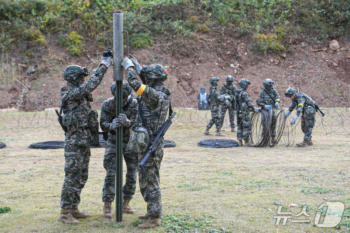 본문 이미지 - 해병대사령부·서북도서방위사령부는 지난 19일부터 백령도, 연평도 등 서북도서 일대에서 합동작전 수행 능력을 향상하기 위한 '2026년 후반기 합동 도서방어훈련'을 하고 있다고 22일 밝혔다. 지난 20일 해병대 연평부대 장병들이 도서방어를 위해 장애물을 설치하고 있다. (해병대사령부 제공. 재판매 및 DB 금지) 2026.10.22 ⓒ 뉴스1