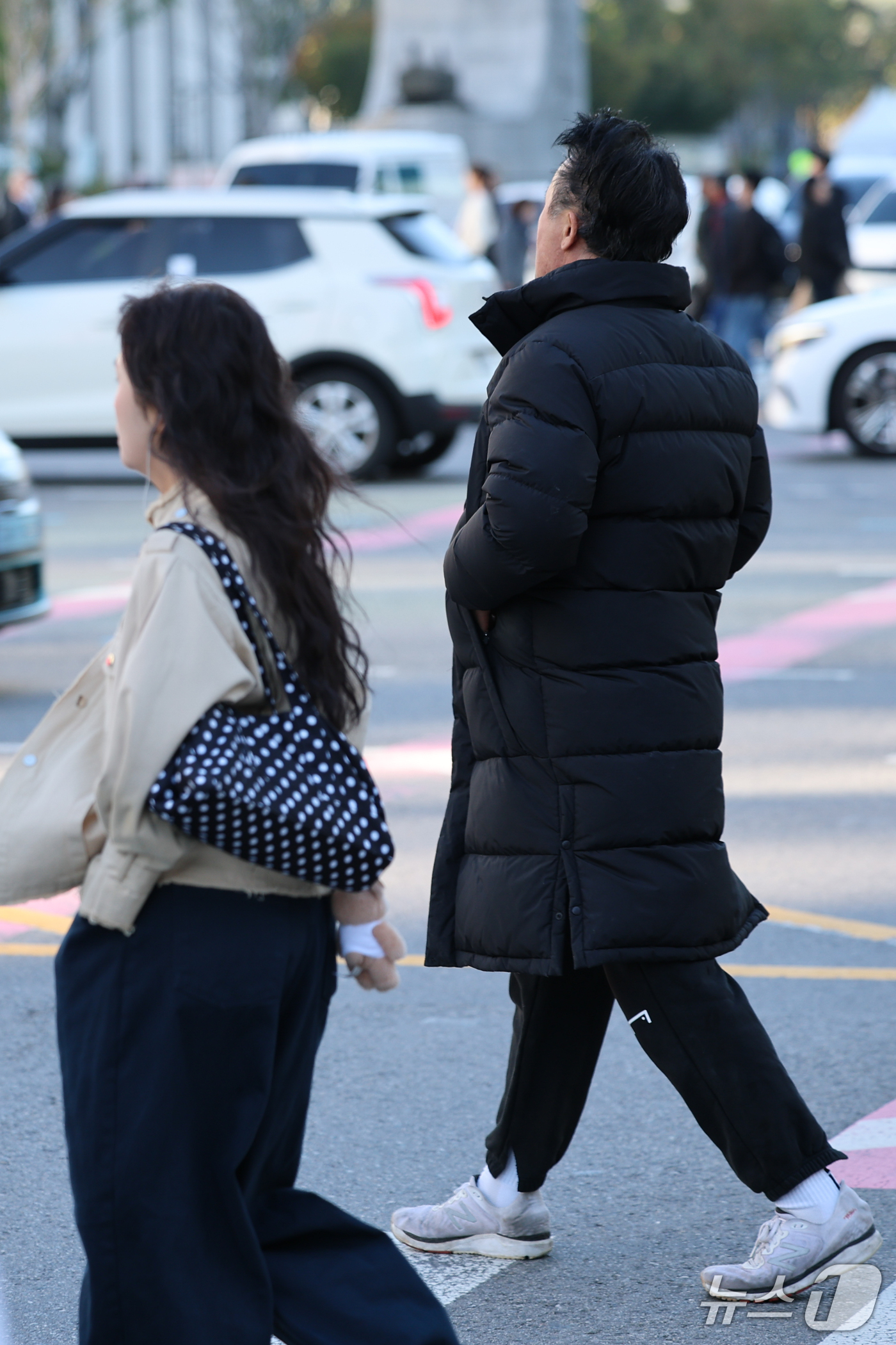 (서울=뉴스1) 안은나 기자 = 서울 아침 5도로 기온이 큰 폭으로 떨어진 22일 오전 서울 종로구 광화문 네거리에서 롱패딩을 입은 시민이 발걸음을 옮기고 있다. 2026.10.2 …