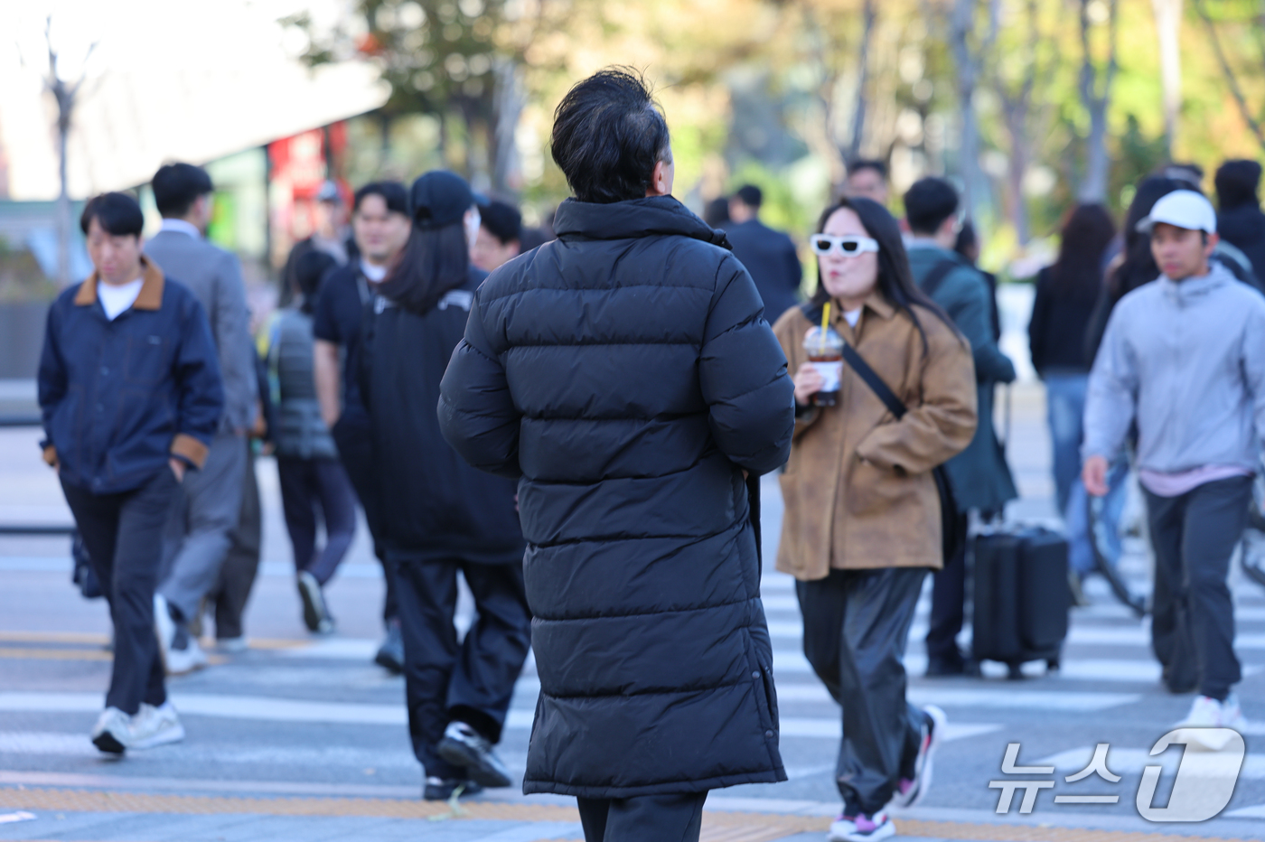 (서울=뉴스1) 안은나 기자 = 서울 아침 5도로 기온이 큰 폭으로 떨어진 22일 오전 서울 종로구 광화문 네거리에서 롱패딩을 입은 시민이 발걸음을 옮기고 있다. 2026.10.2 …