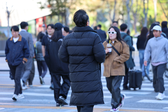 "벌써 겨울" 핫팩·코트·롱패딩 등장 출근길…첫서리·첫얼음 가을한파(종합)