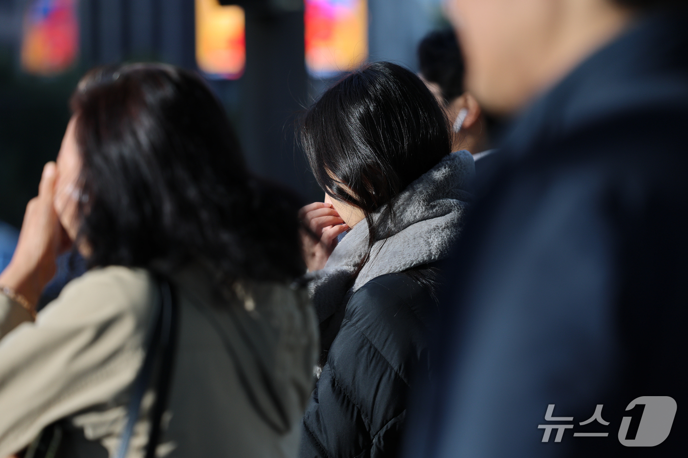 (서울=뉴스1) 안은나 기자 = 서울 아침 5도로 기온이 큰 폭으로 떨어진 22일 오전 서울 종로구 광화문 네거리에서 목도리를 두른 시민이 발걸음을 옮기고 있다. 2026.10.2 …