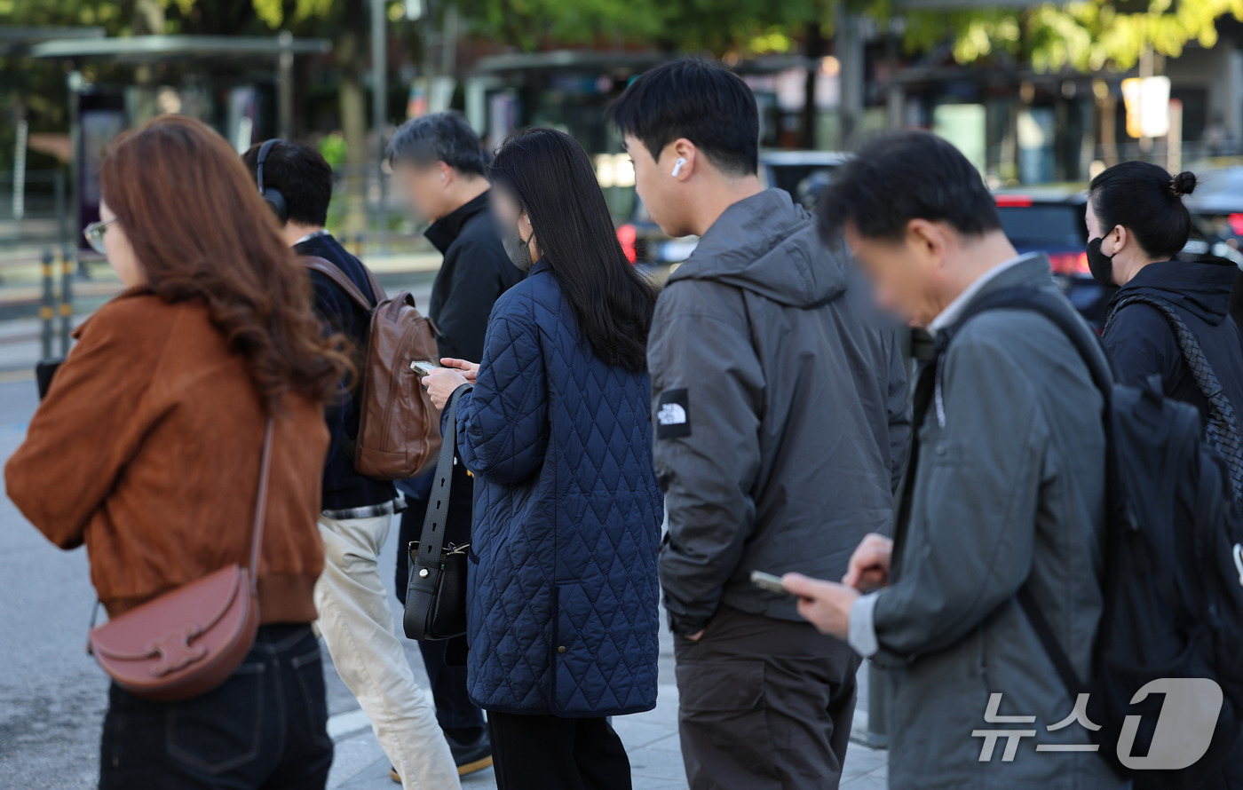 (서울=뉴스1) 안은나 기자 = 서울 아침 5도로 기온이 큰 폭으로 떨어진 22일 오전 서울 종로구 광화문 네거리에서 찬바람에 움츠린 시민들이 출근길 발걸음을 옮기고 있다. 202 …